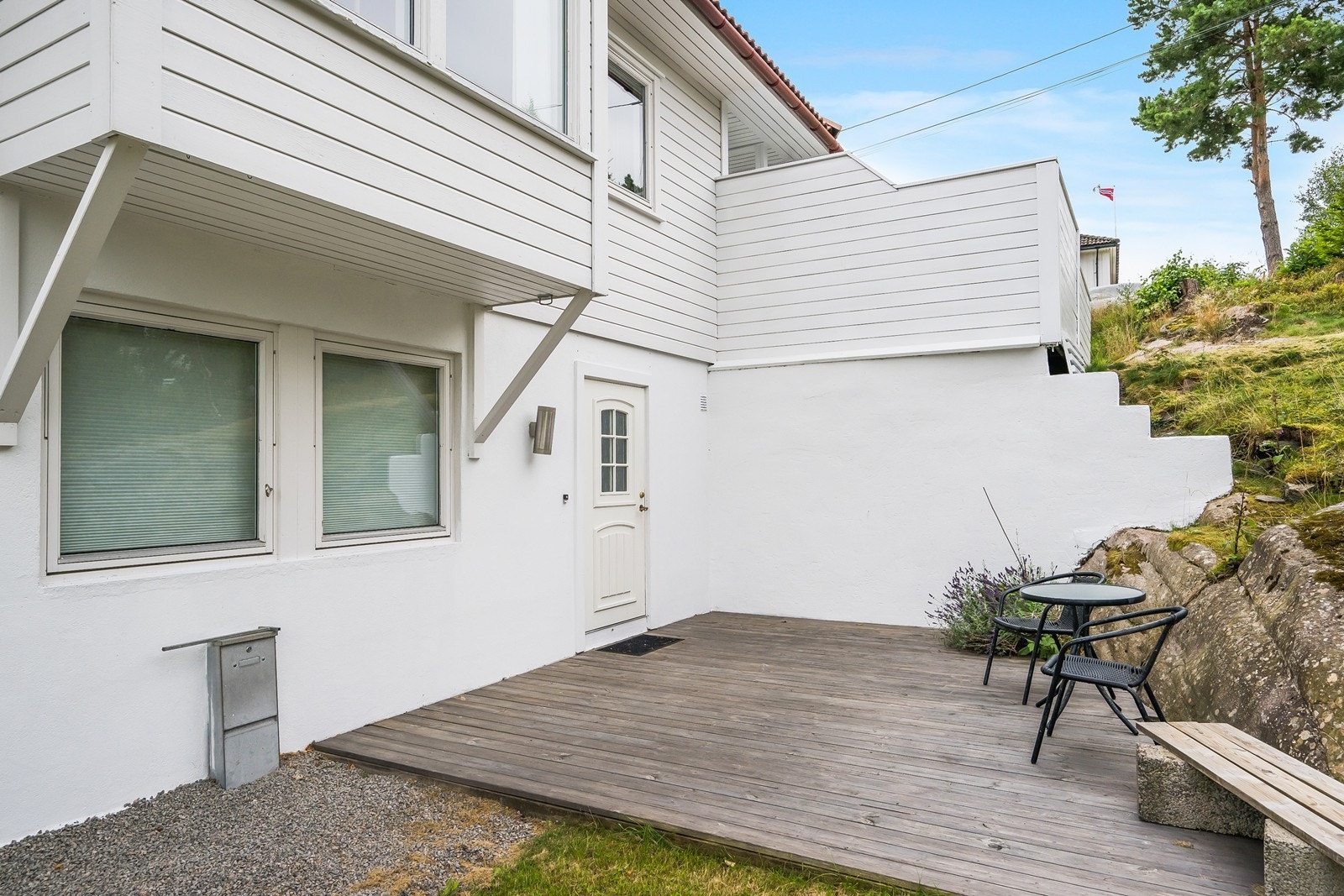 Inngang til leiligheten med terrasse. Galleribilde