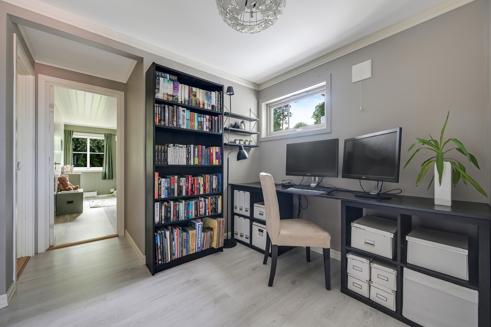 Kontor krok i hovedetasjen. Galleribilde