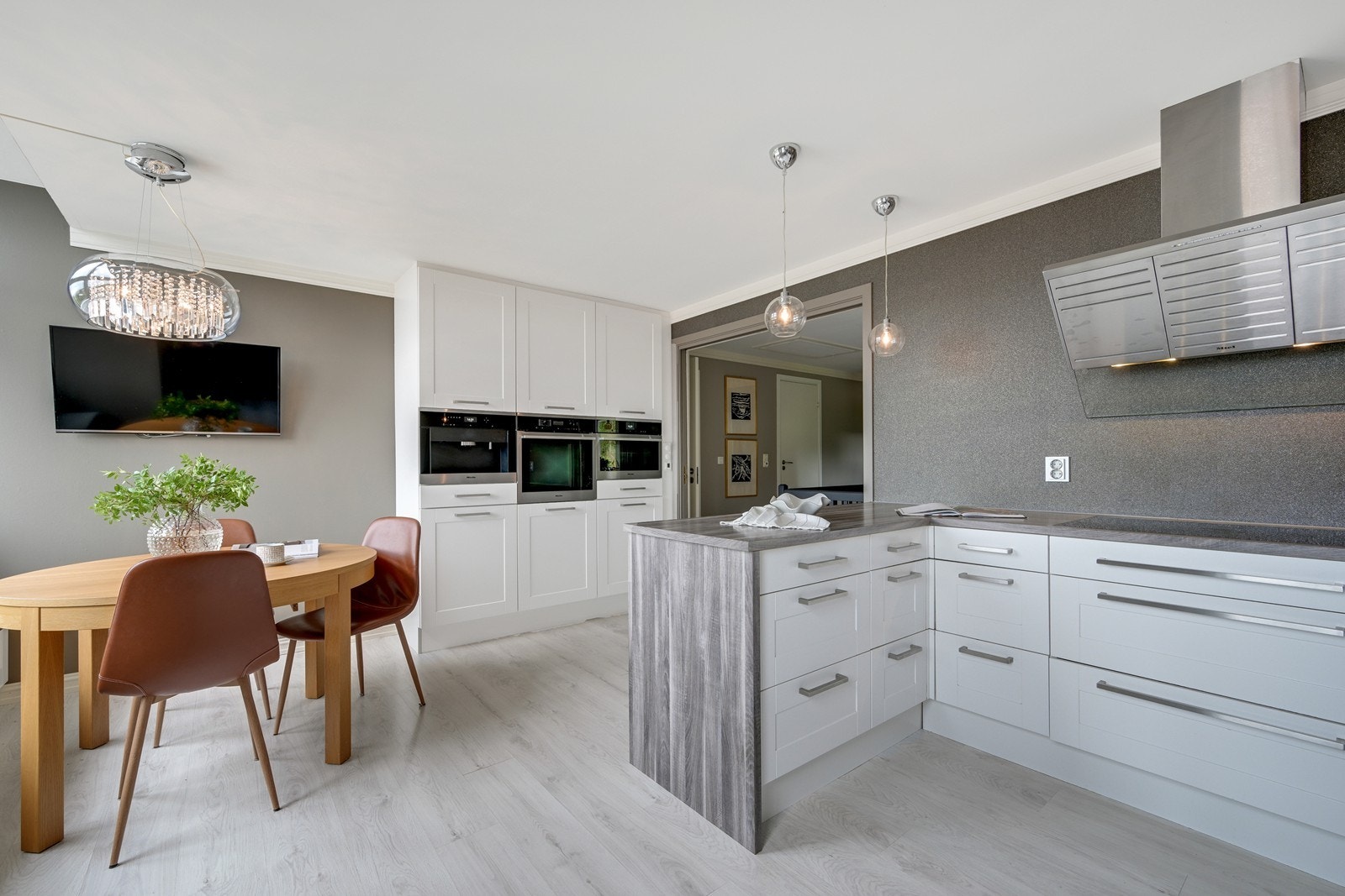 Stort deilig kjøkken med spiseplass og flott utsikt. Utgang til balkong. Galleribilde