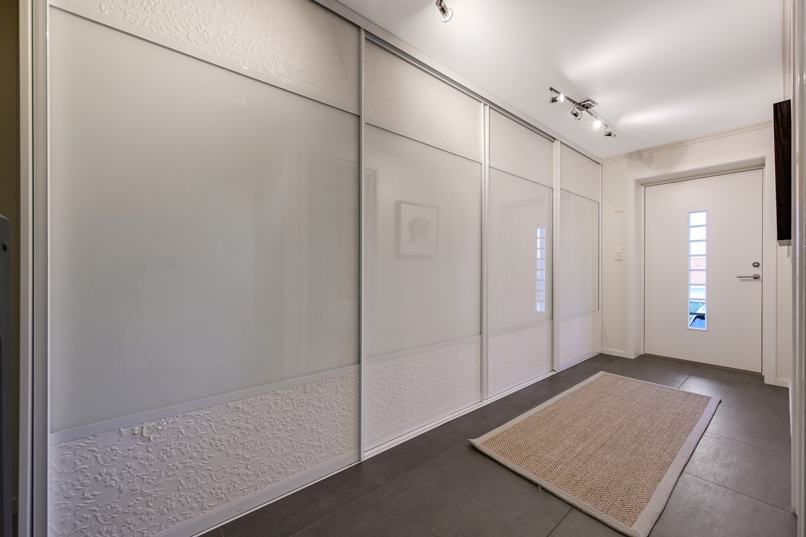 Vindfang/gang med stor skyvedørsgarderobe. Galleribilde