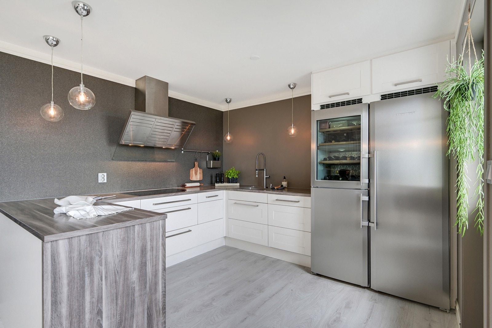 Miele hvitevarer og Liebheer kjøl. frys og vinskap. Integrert isbit maskin i fryseskapet, og en kombi dampovn/stekeovn og integrert kaffemaskin. Galleribilde