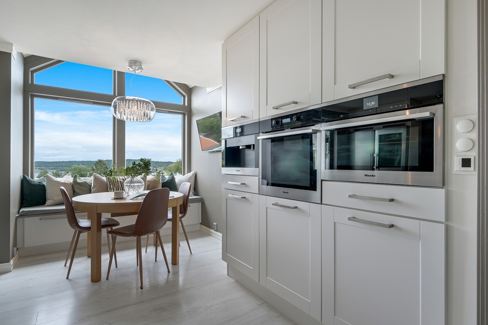 Miele hvitevarer og Liebheer kjøl. frys og vinskap. Integrert isbit maskin i fryseskapet, og en kombi dampovn/stekeovn og integrert kaffemaskin. Galleribilde