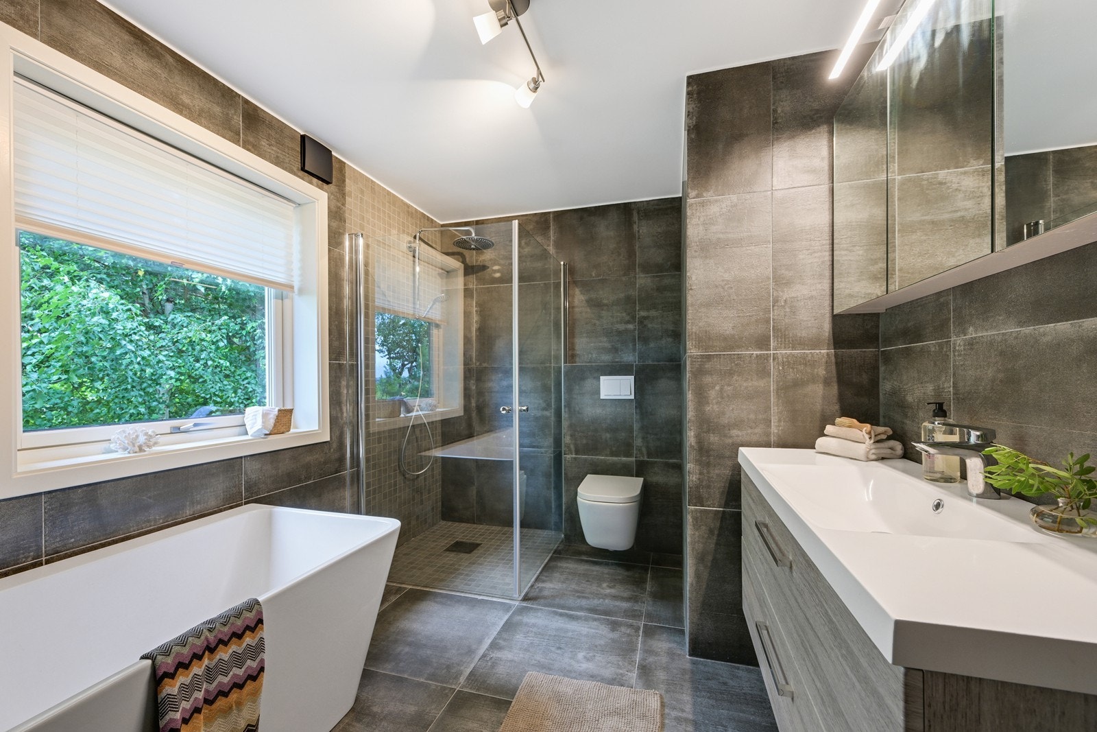 Lekkert bad med badekar og dusj. Galleribilde