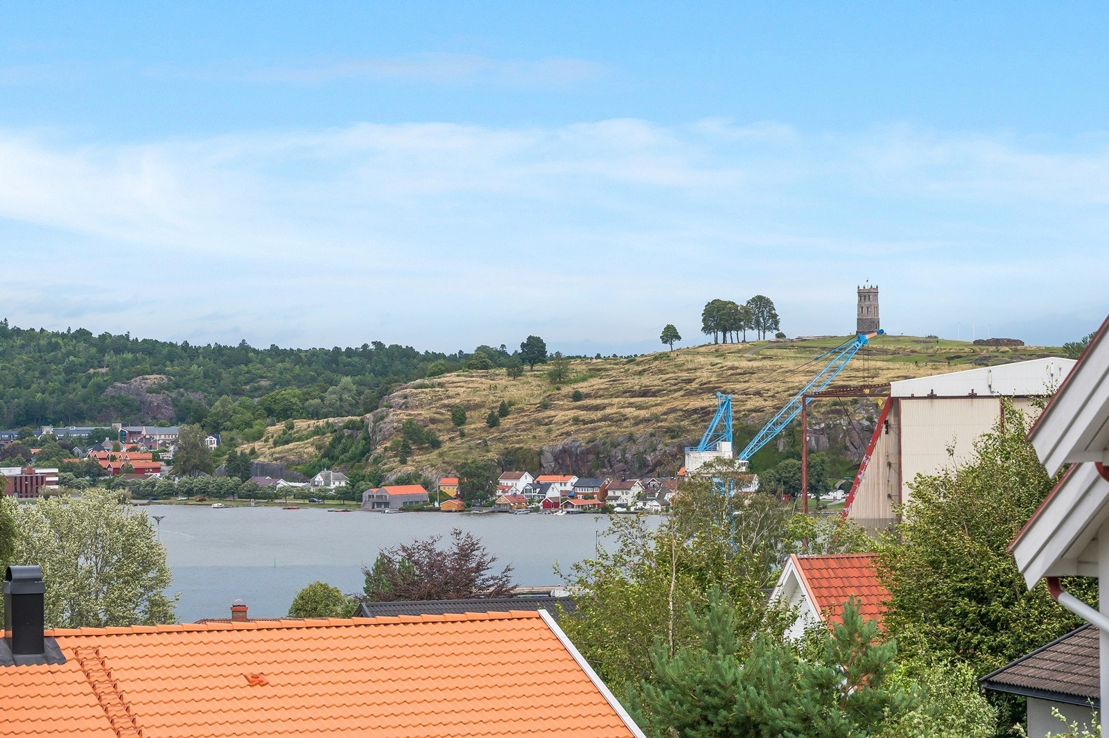 Utsikt til kanalen og Slottsfjellet fra eiendommen. Galleribilde