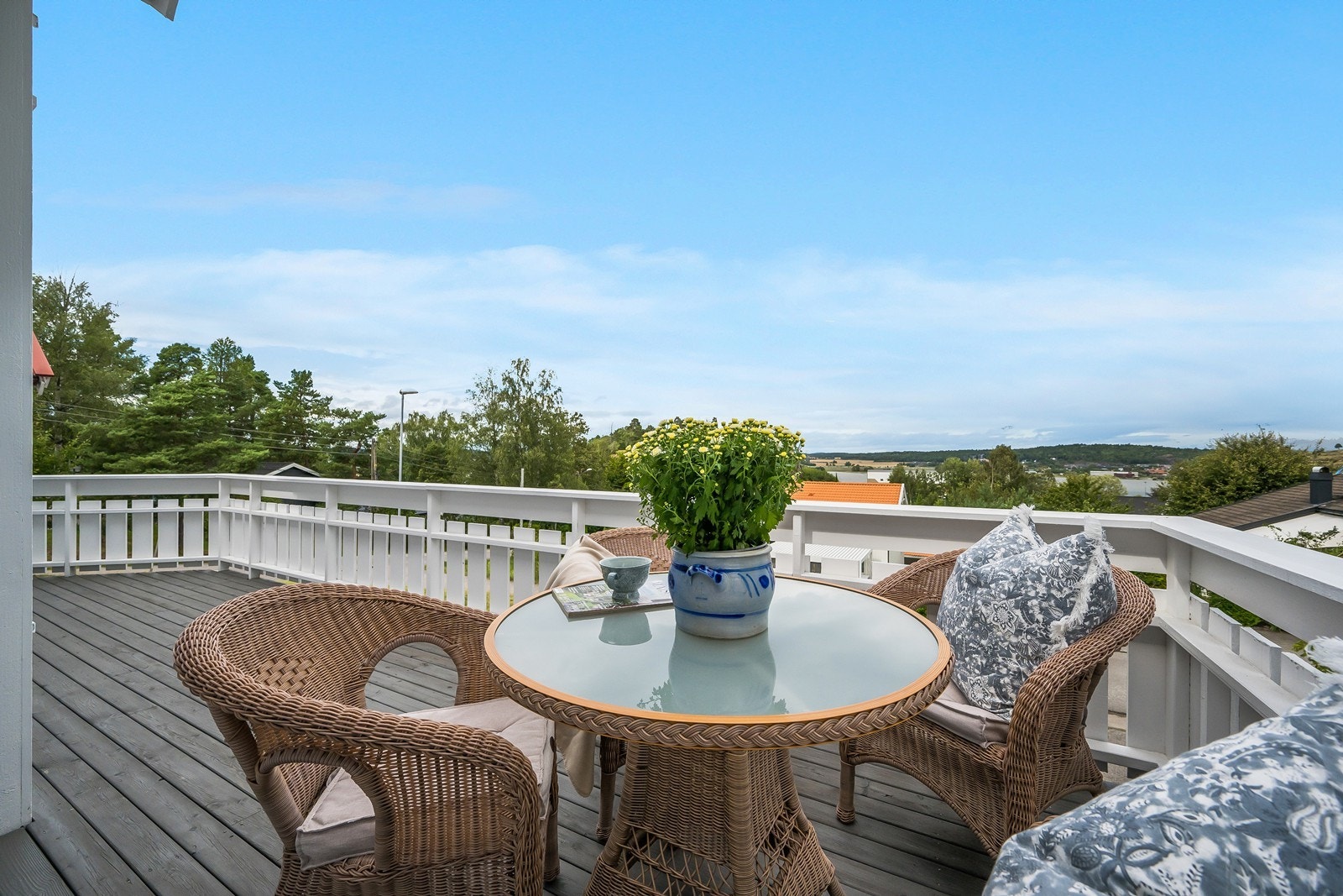 Utsikt fra østvendt balkong mot innseiling til byen og Slottsfjellet Galleribilde