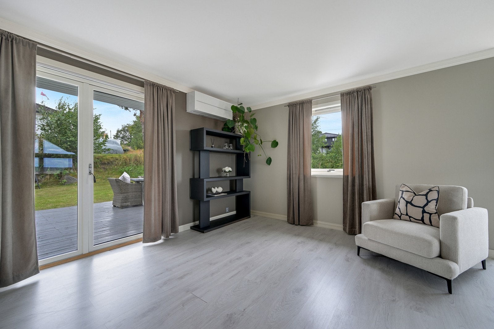 Utgang til terrasse og hagen fra stue. Nyere varmepumpe. Galleribilde