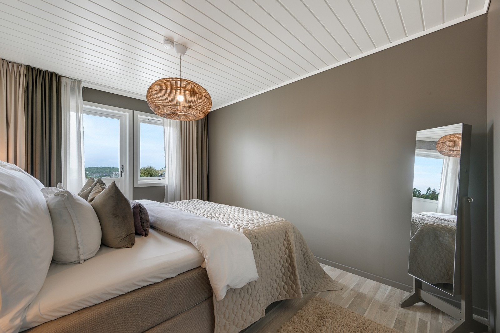 Hovedsoverom med utgang til balkong. Galleribilde