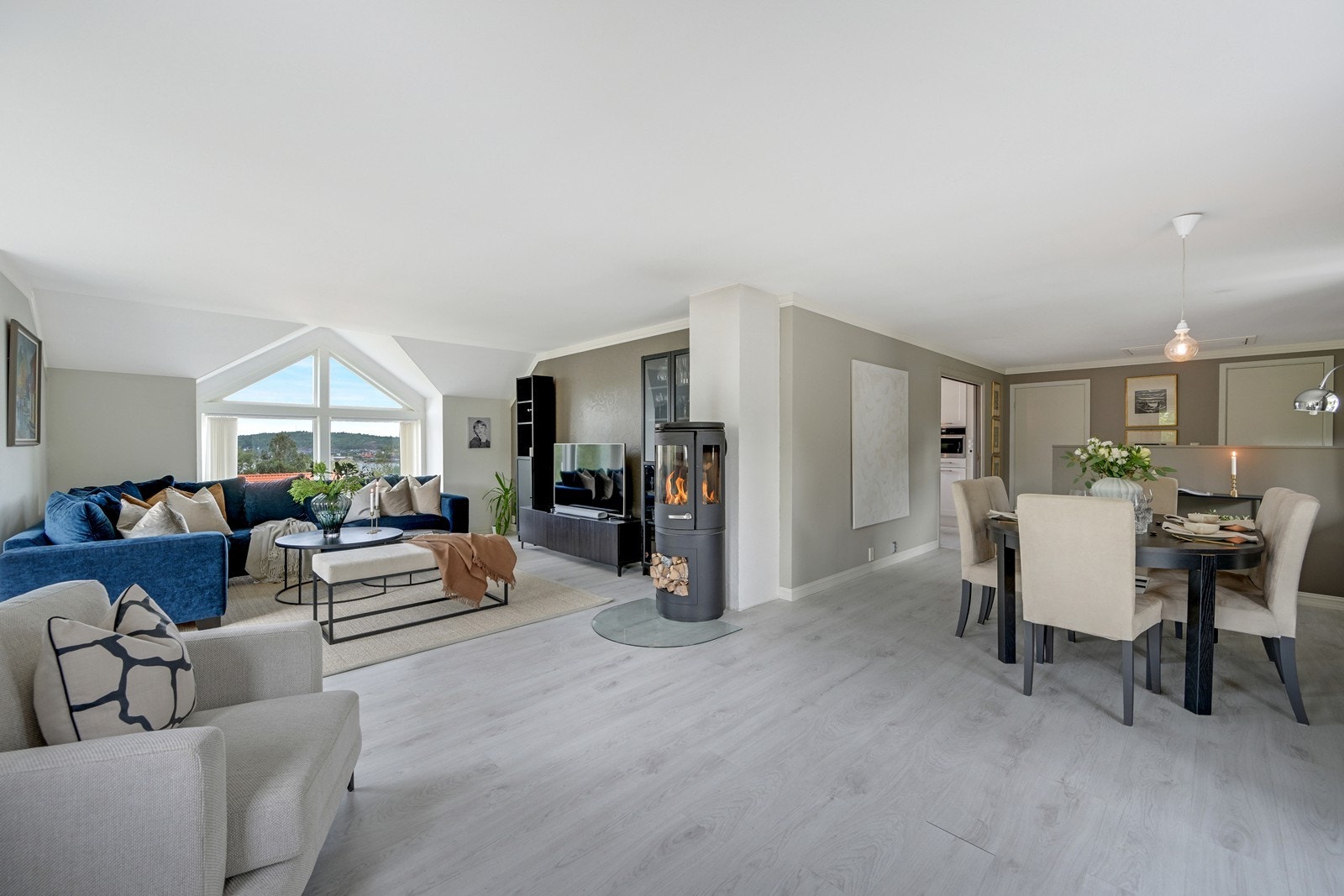 Stue/spisestue med peis ovn. Galleribilde