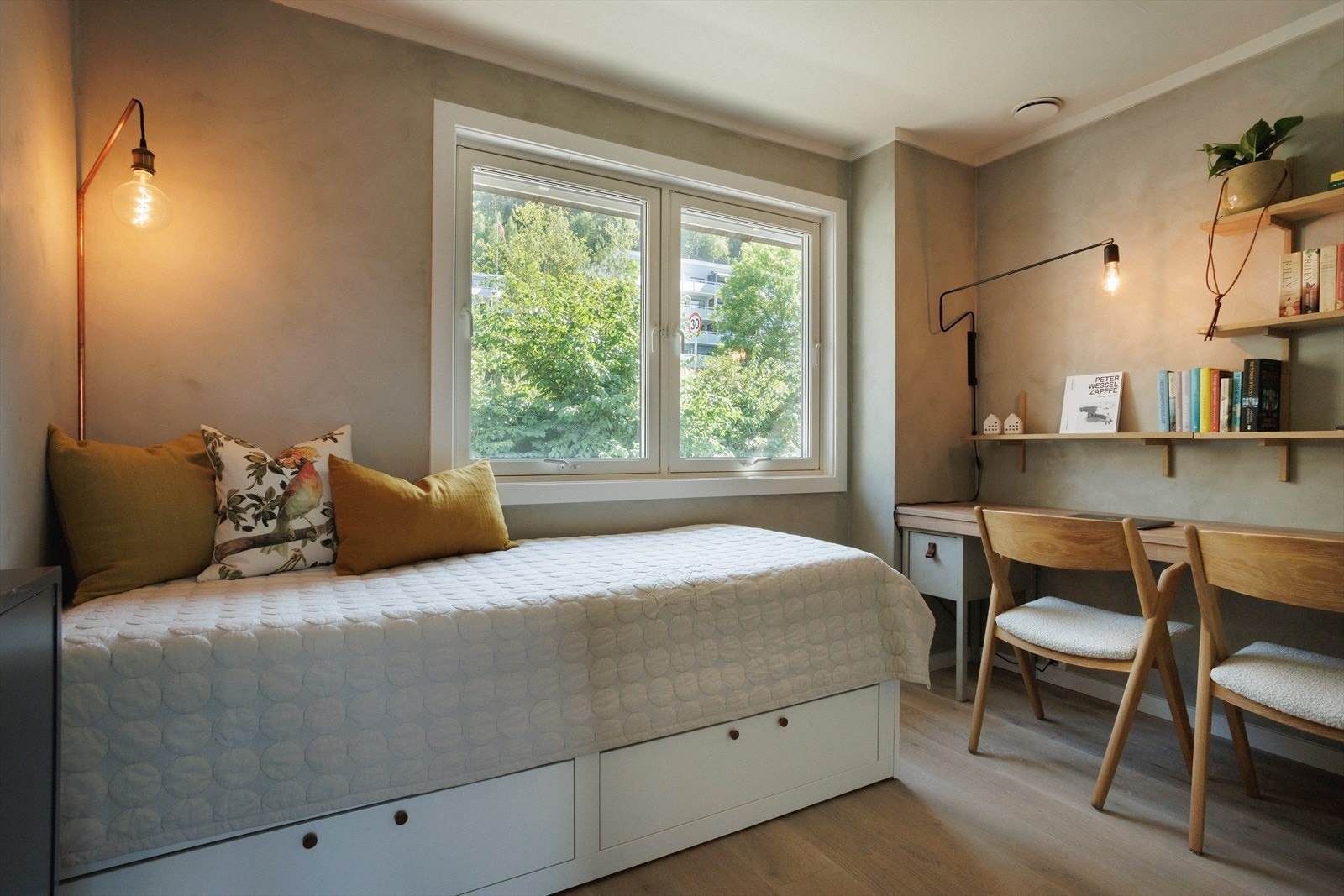 Romslig soverom 2 med lekker kontorløsning. Galleribilde