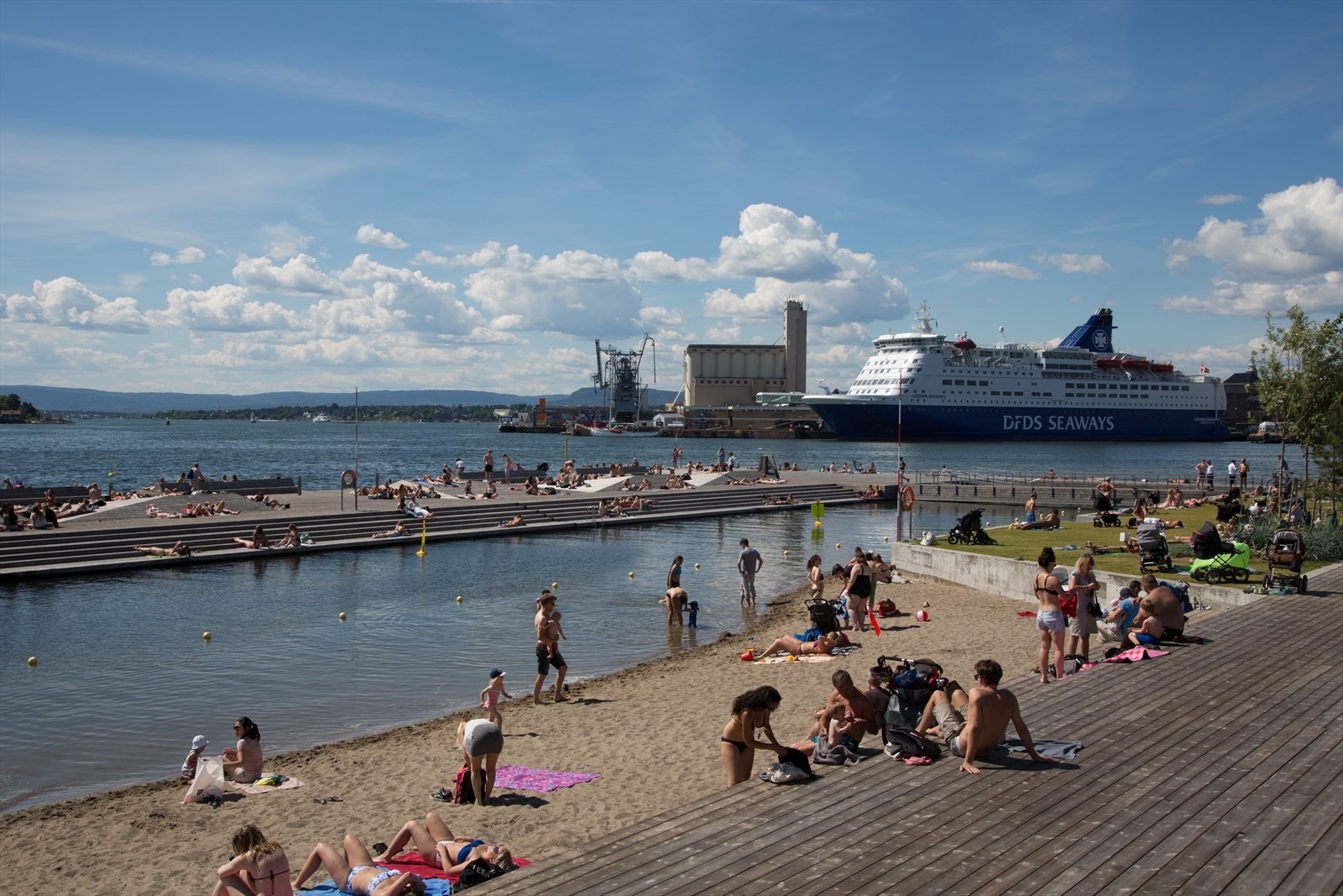 Sørenga sjøbad ligger kun få minutter unna leiligheten og byr på flotte bademuligheter, strand og en rette spisesteder. Her kan du nyte sommeren! Galleribilde