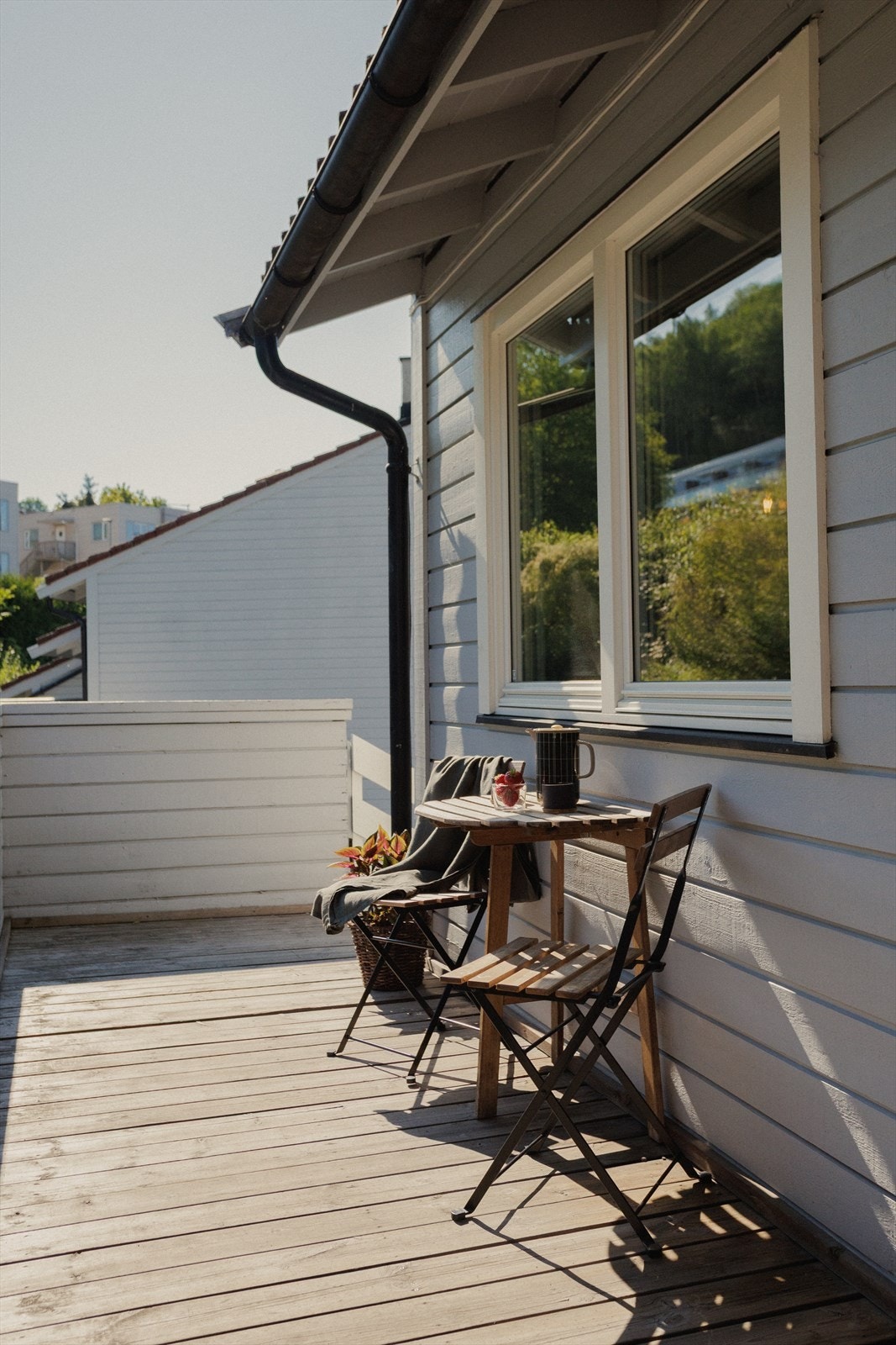 To flotte uteplasser i hver sin retning, slik at du kan flytte deg etter solen. Galleribilde