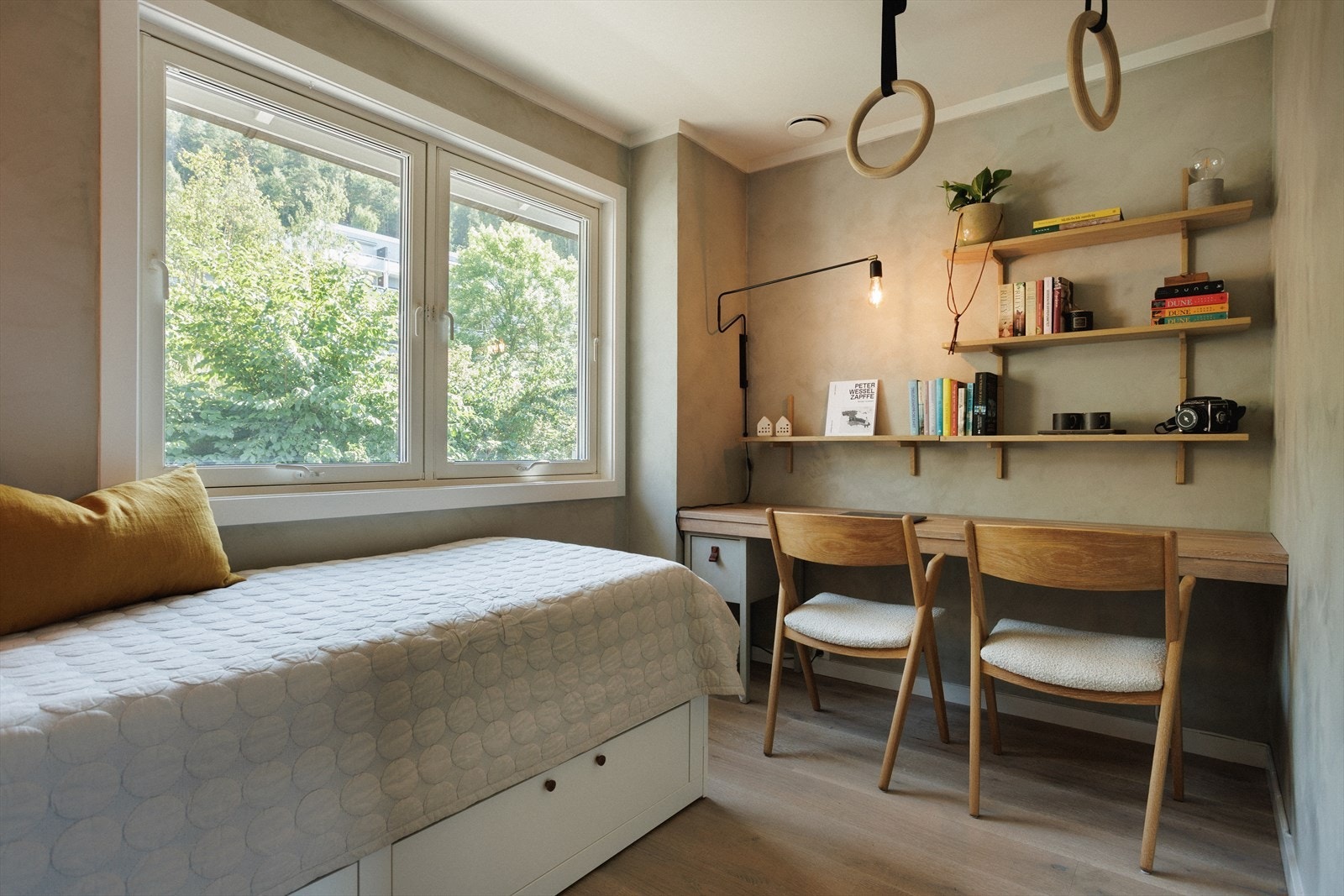 Soverommet har god plass til seng, kontor og tilhørende møblement. Galleribilde