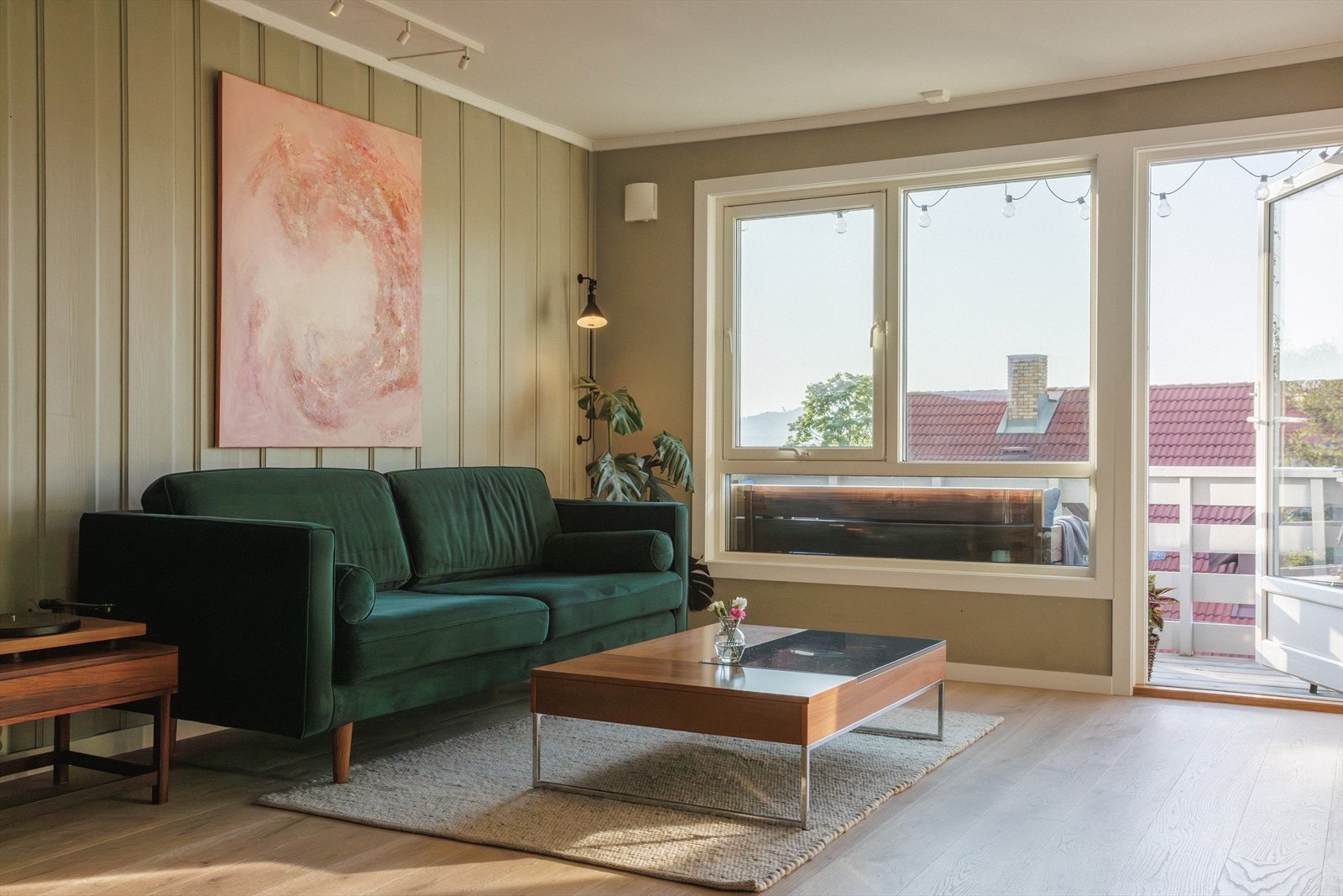 Lys og romslig stue. Stuen har god plass til stor sofagruppe, tilhørende møblement og utgang til solrik balkong. Galleribilde