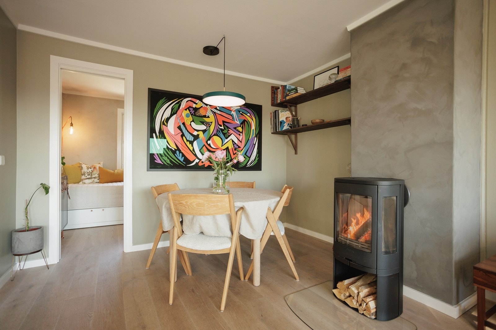 Stuen har også en fin sone med god plass til stort spisebord, perfekt for sosiale og hyggelige sammenkomster. Galleribilde