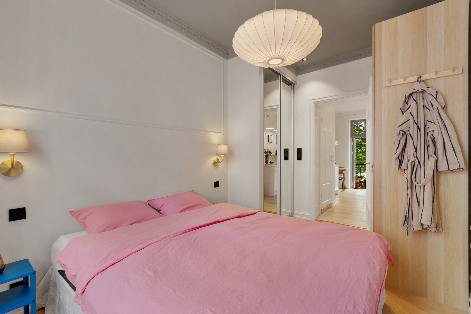 Det er rikelig med garderobeplass i både skyvedørsgarderobe og PAX-skap. Galleribilde