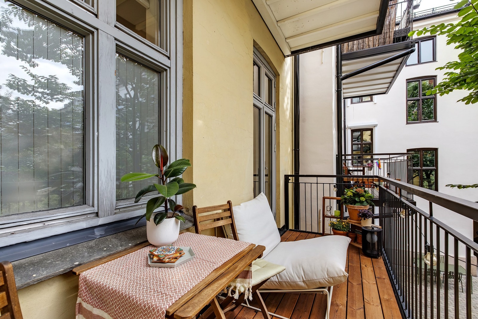 Her er det plass til utemøbler, og sørvendt beliggenhet gir gode solforhold - perfekt for lange sommerkvelder. Galleribilde