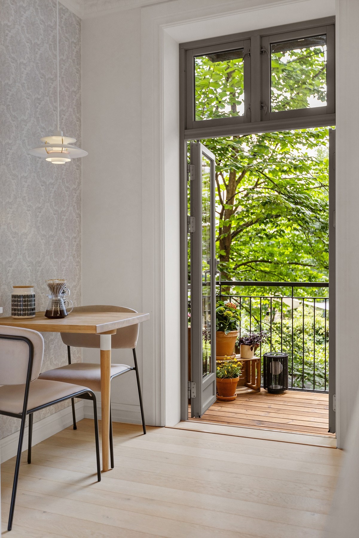 På kjøkkenet er det også plass til et lite spisebord. Galleribilde