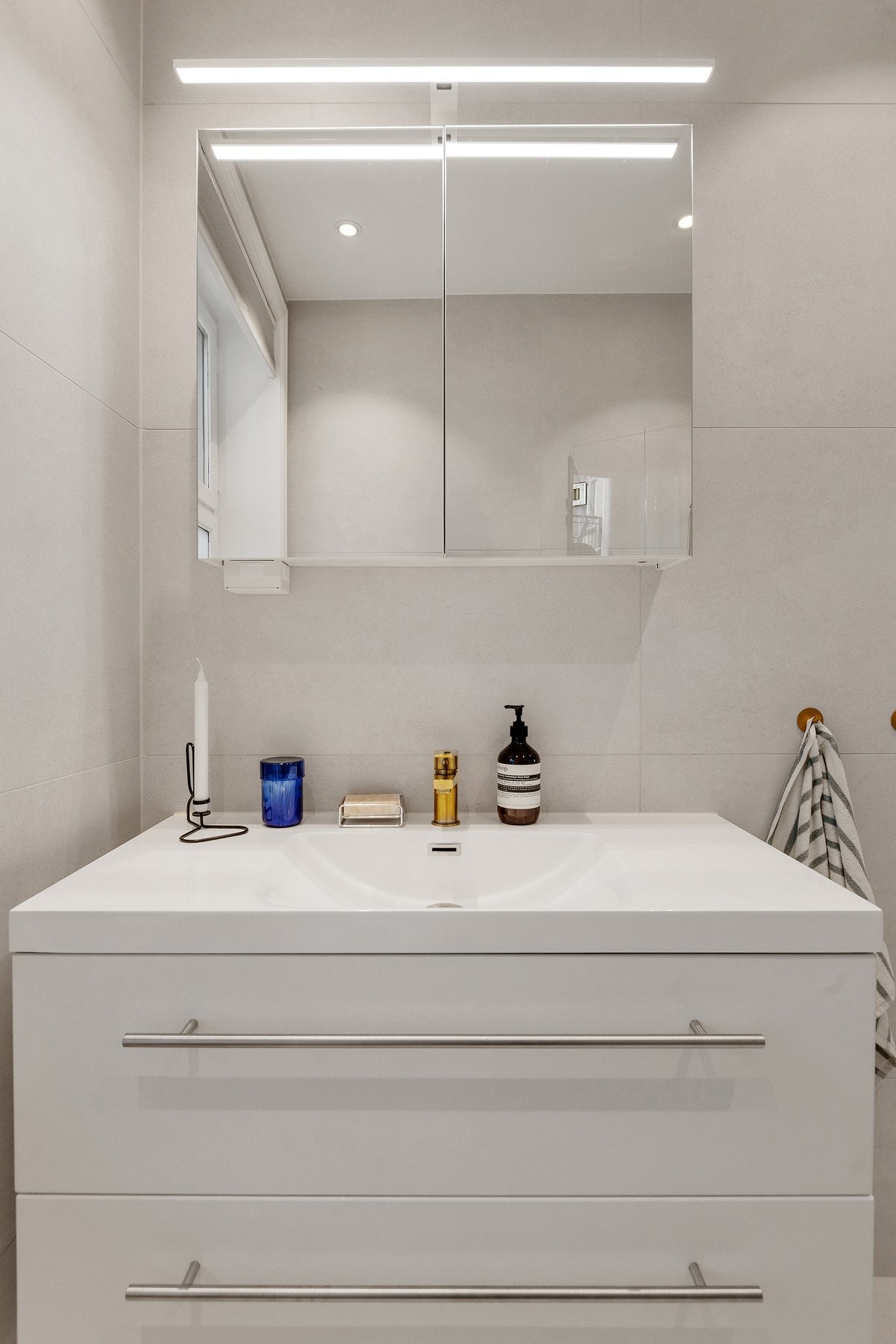 Speilskap med overbelysning. Galleribilde