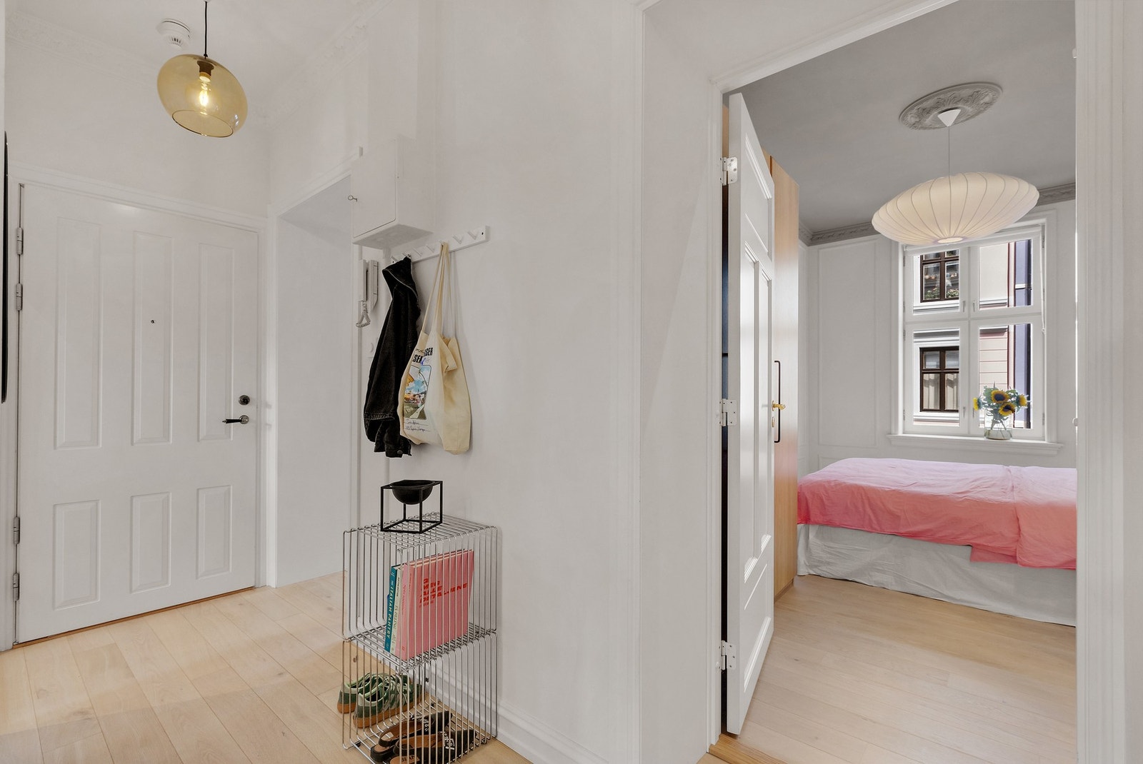 Romslig entré med plass til ønsket møblement. Galleribilde