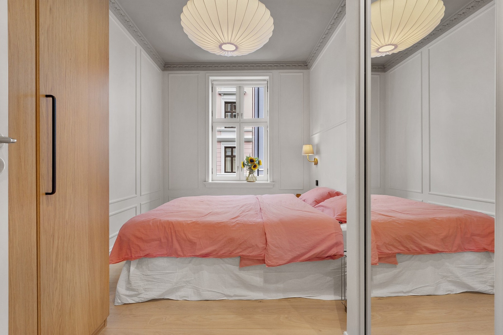 Soverommet er romslig med god plass til dobbeltseng og nattbord. Galleribilde