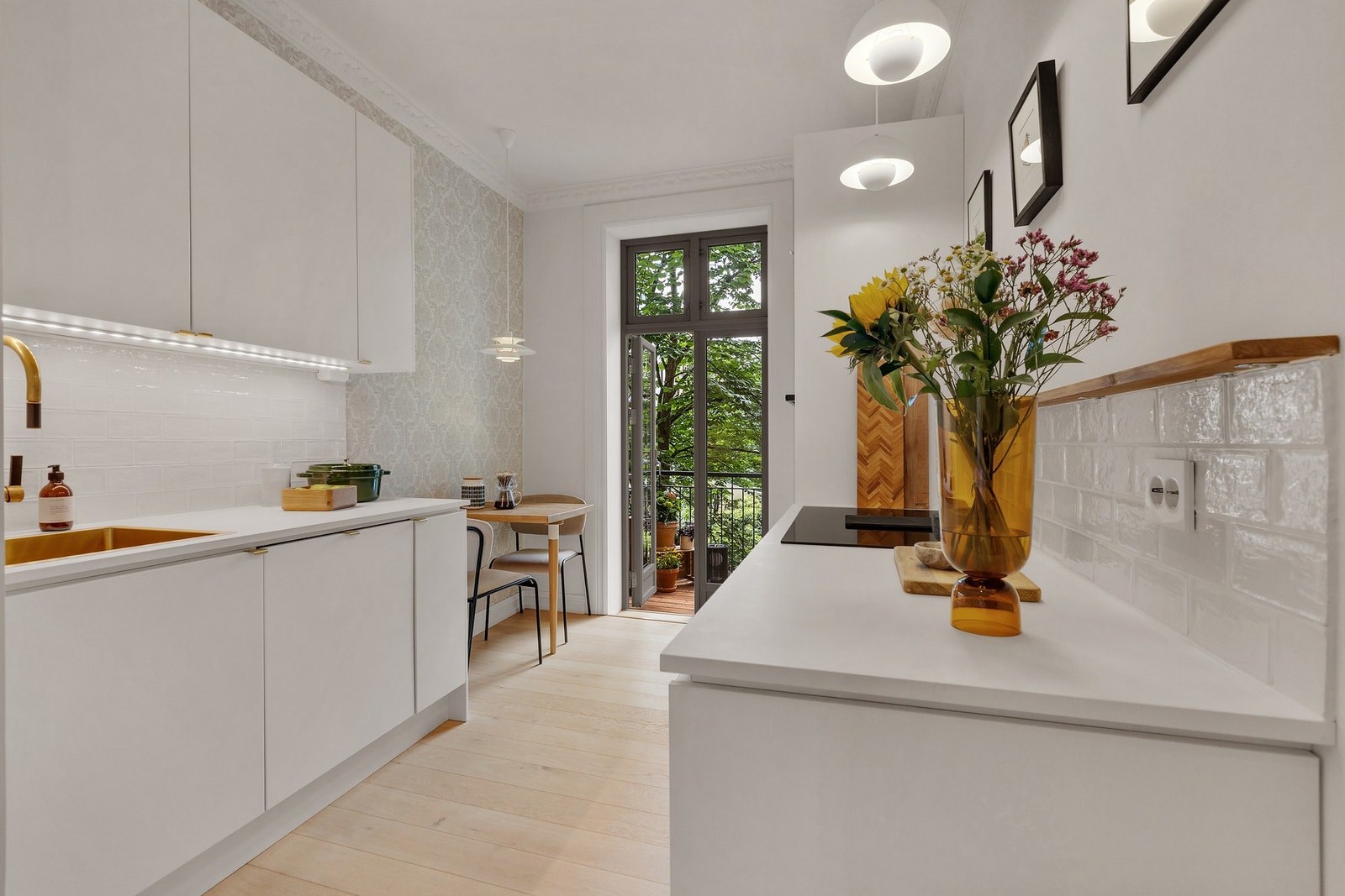 Her finner du fliser mellom benk og overskap, ledbelysning og moderne løsninger Galleribilde