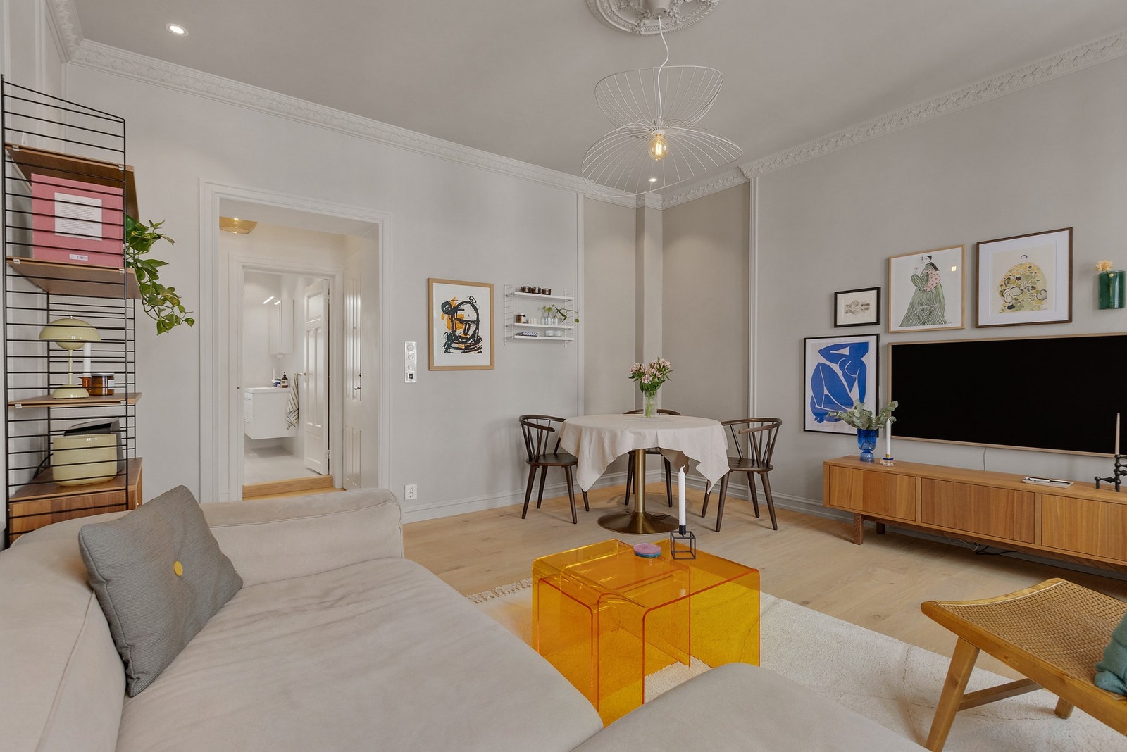 Klassiske detaljer som stukkatur og rosetter gir en perfekt kombinasjon av komfort og karakter. Galleribilde