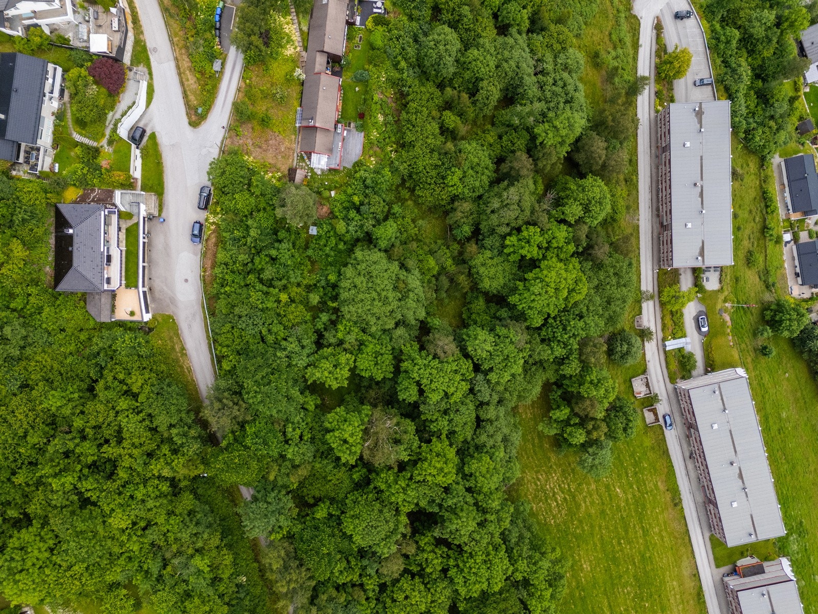 Tomten har en sentral beliggenhet rundt 2 km. Galleribilde