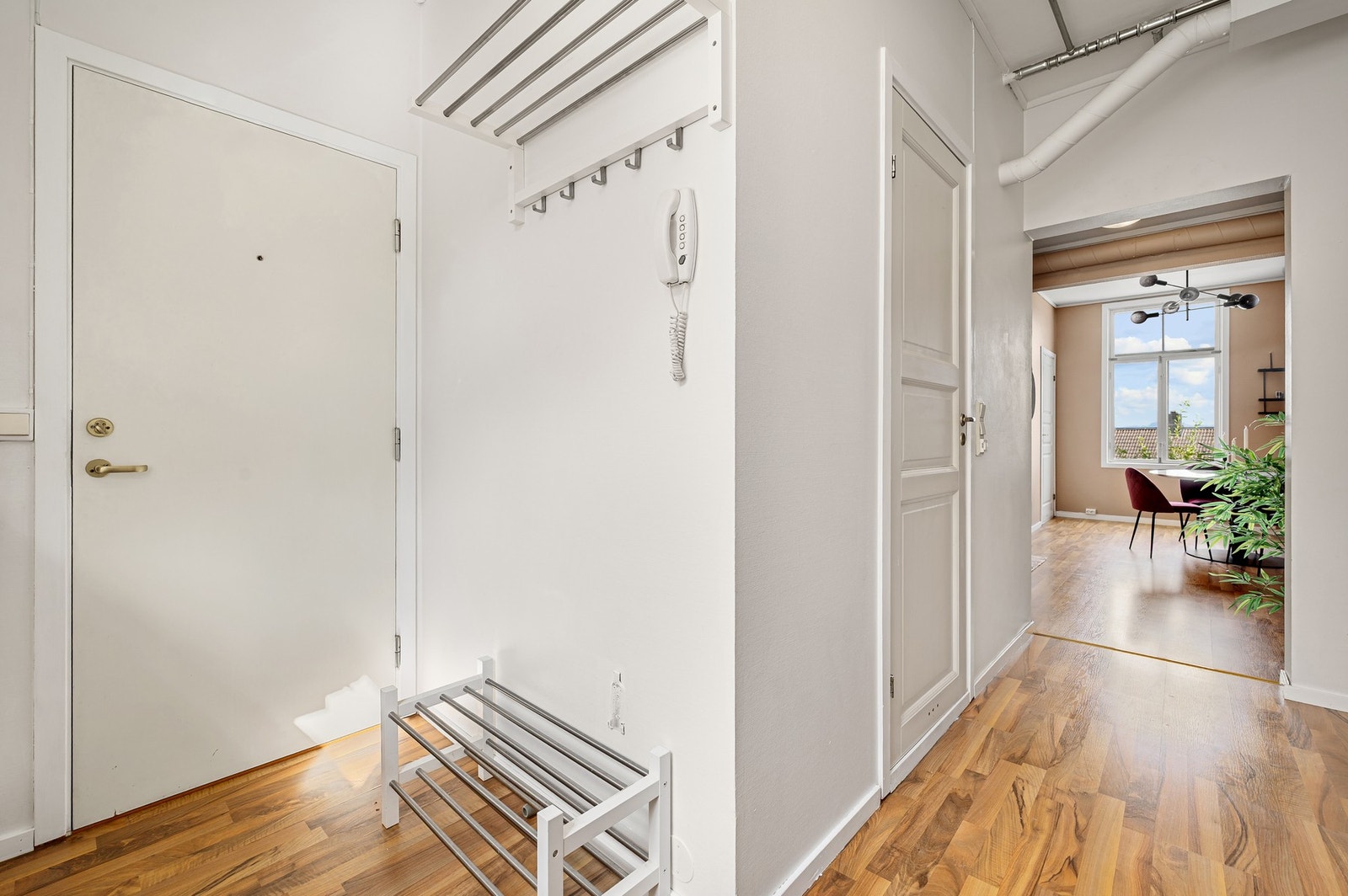 Entré/kjøkken er på 8,4m² med hvor det er en liten avlastningssone. Galleribilde