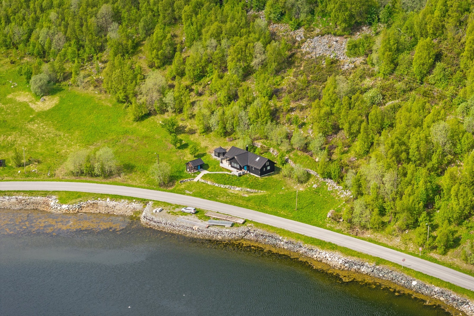 Eiendommen har strandlinje, samt flytebrygge som medfølger Galleribilde
