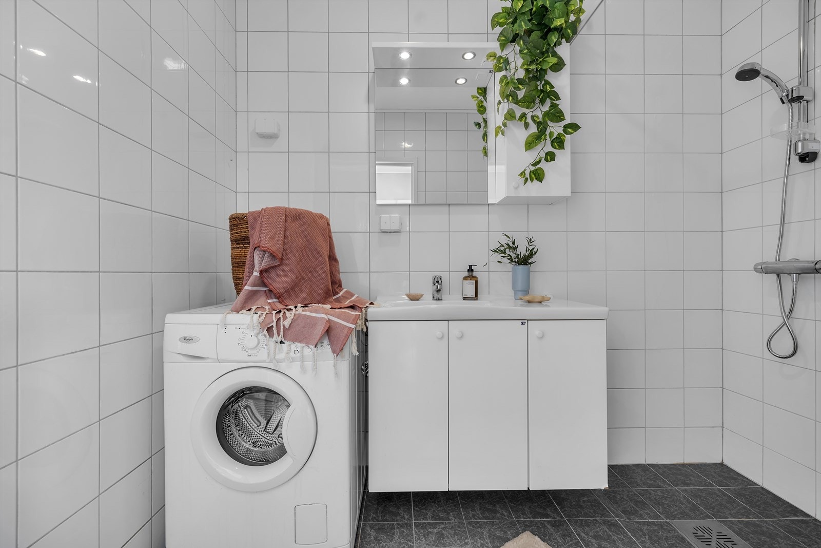 Flislagt bad med varme i gulv Galleribilde