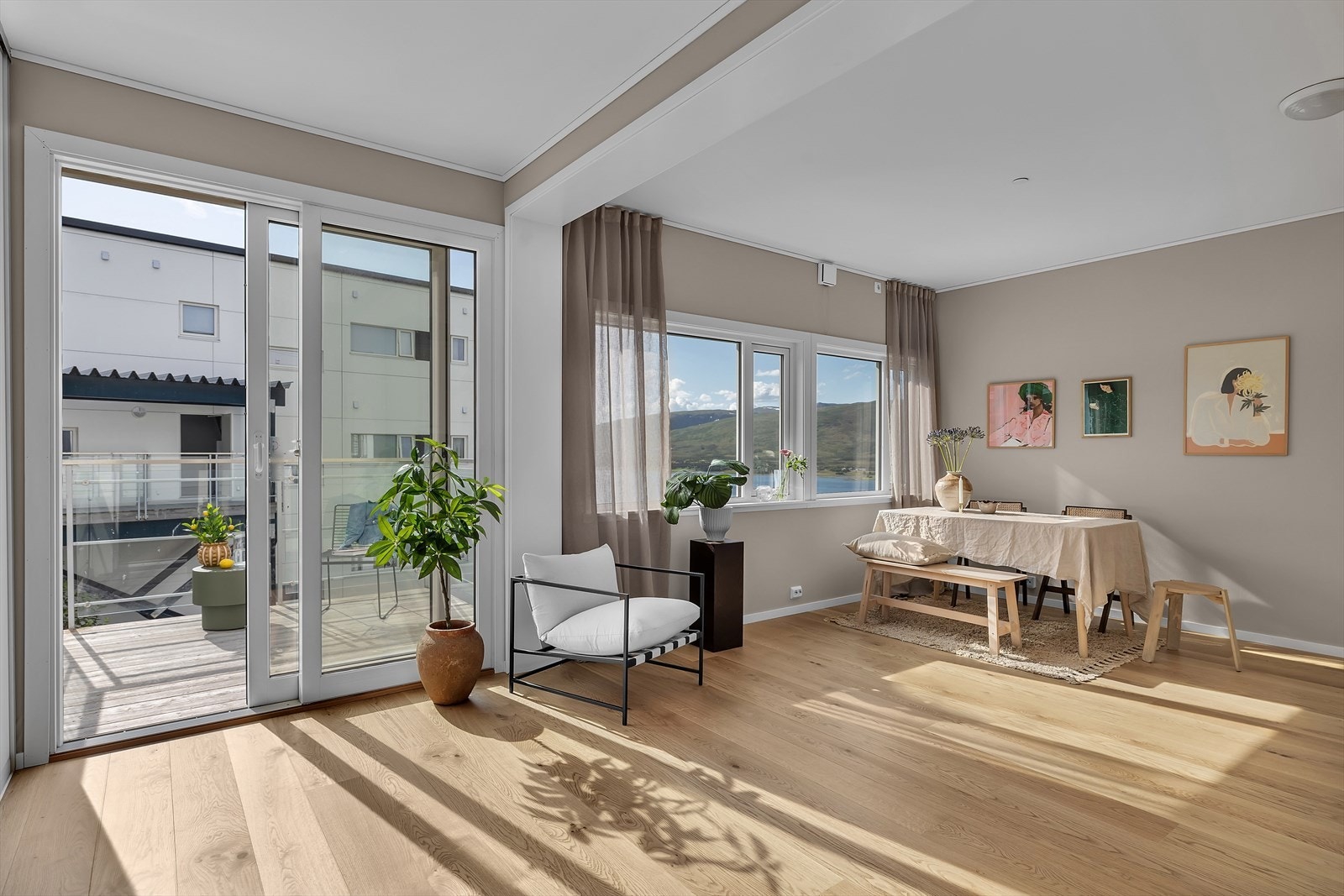 Store vindusflater slipper inn godt med naturlig lys Galleribilde