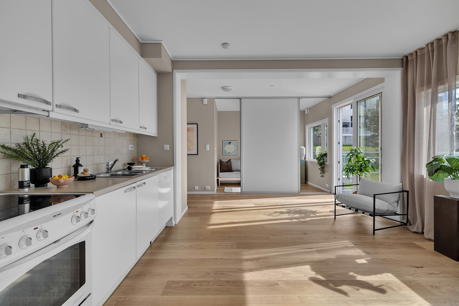 Deler av stuen er adskilt med skyvedører Galleribilde