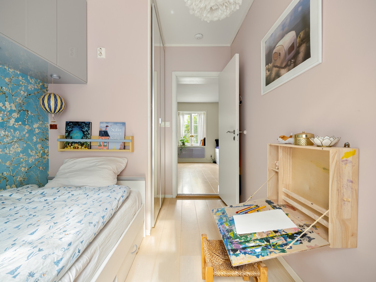 Hele leiligheten er malt i vakre farger med maling fra Farrow & Ball. Galleribilde