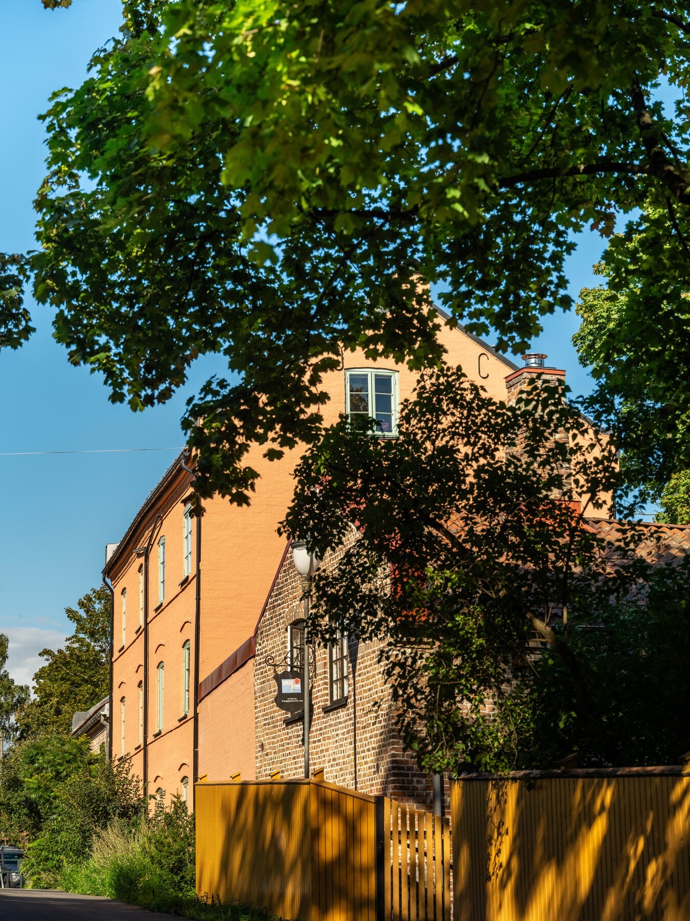 Og om du vil se samme fasaden, men gjemt bak et tre stiller vi med dette bildet her. Galleribilde