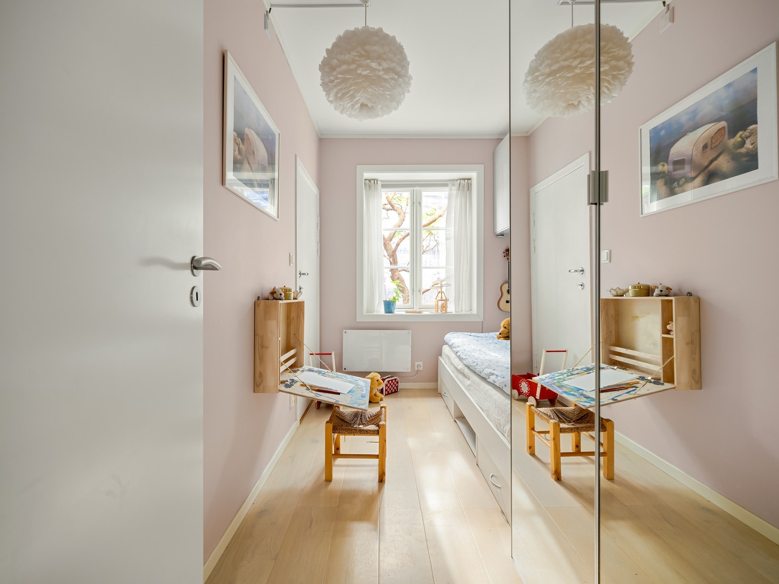 Nå er vi inne på det ene av soverommene. Dette brukes i dag som barnerom. Galleribilde