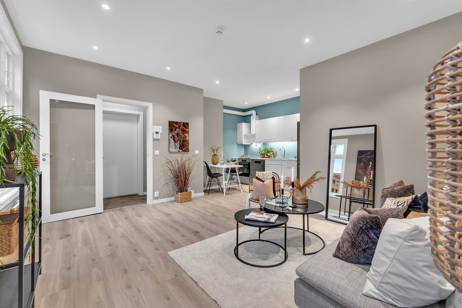 Stuen har en fin åpen løsning til kjøkkenet. Galleribilde