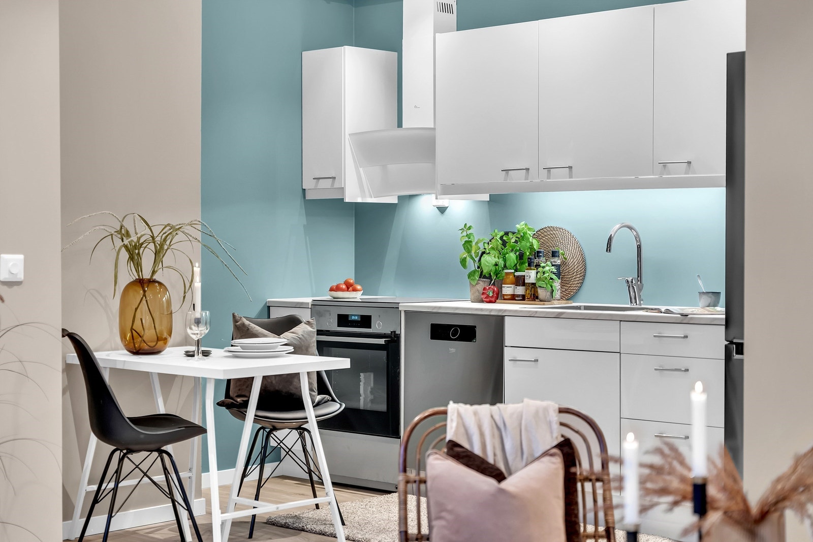 Lys innredning i laminerte skrog, glatte fronter og laminert benkeplate med kjøkkenkum. Galleribilde