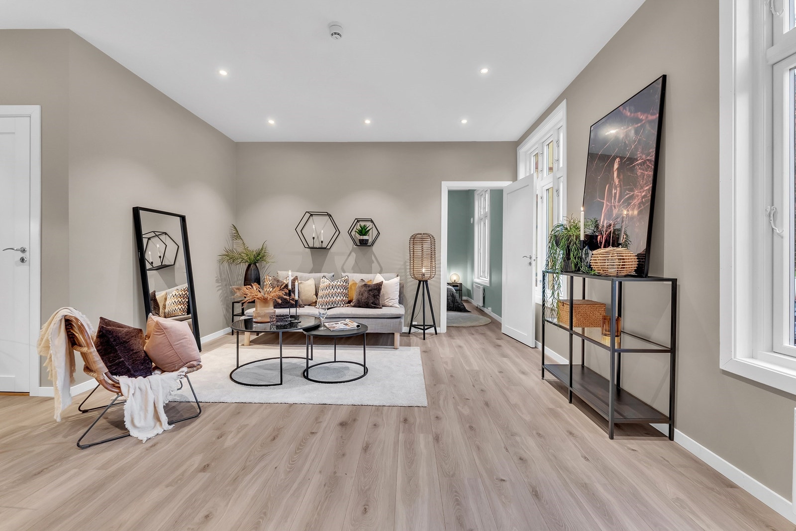 Leiligheten har en gjennomgående høy standard med innbydende og tidsriktige fargevalg og -kombinasjoner. Galleribilde