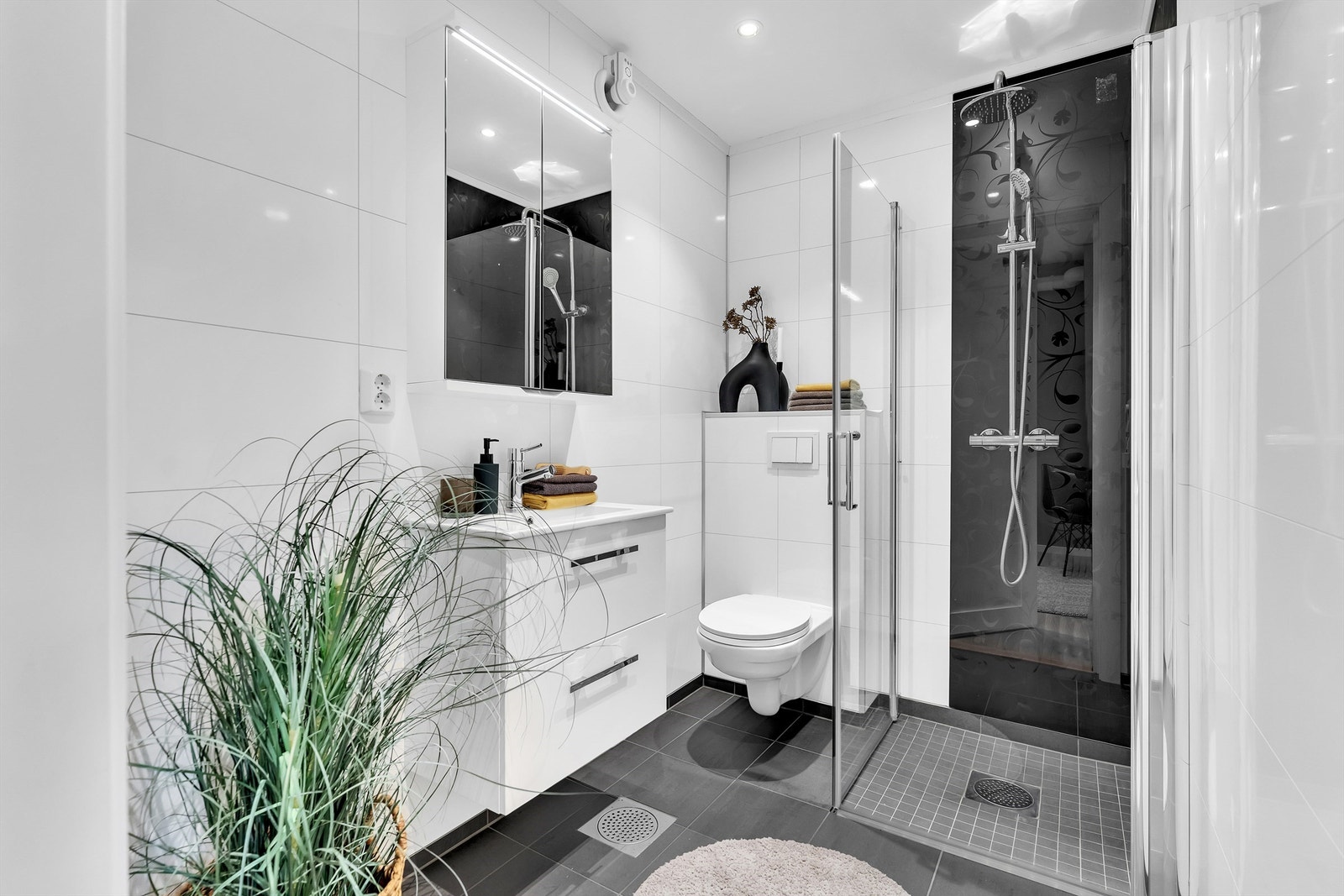 Stilfullt oppgradert baderom fra 2022. Flislagte gulv med varmekabler og det er baderomsplater på vegger. Galleribilde