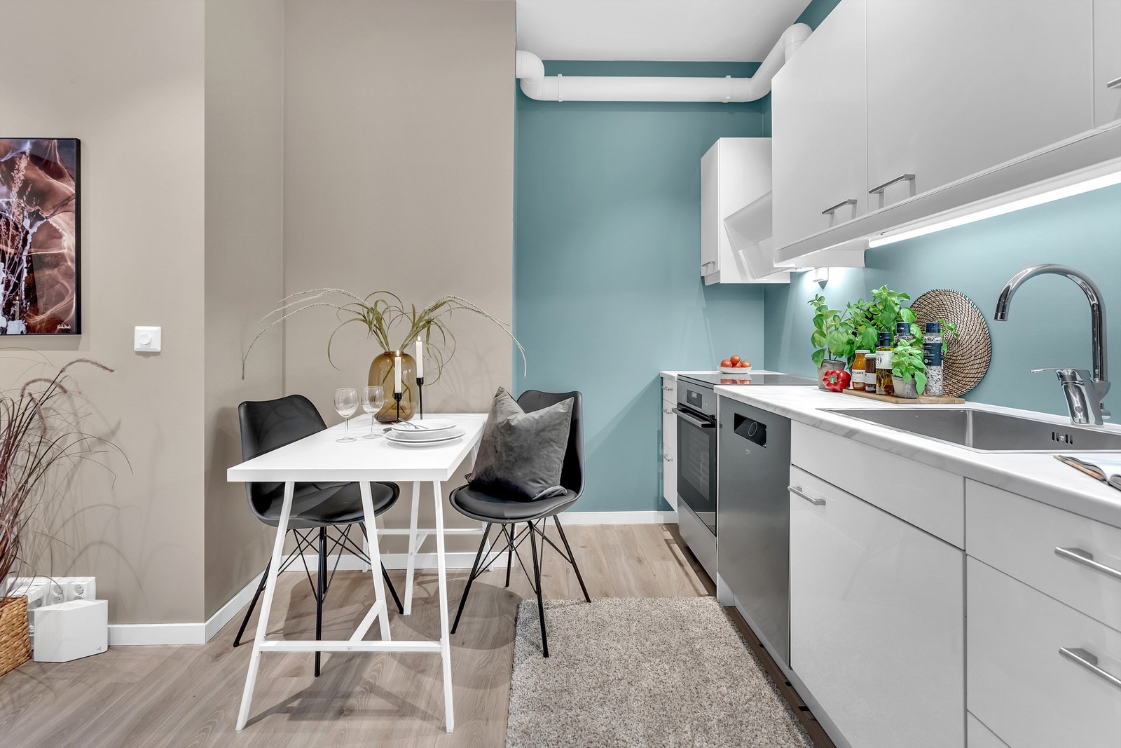 Frittstående koketopp, stekeovn oppvaskmaskin og kjøle-fryseskap. Galleribilde