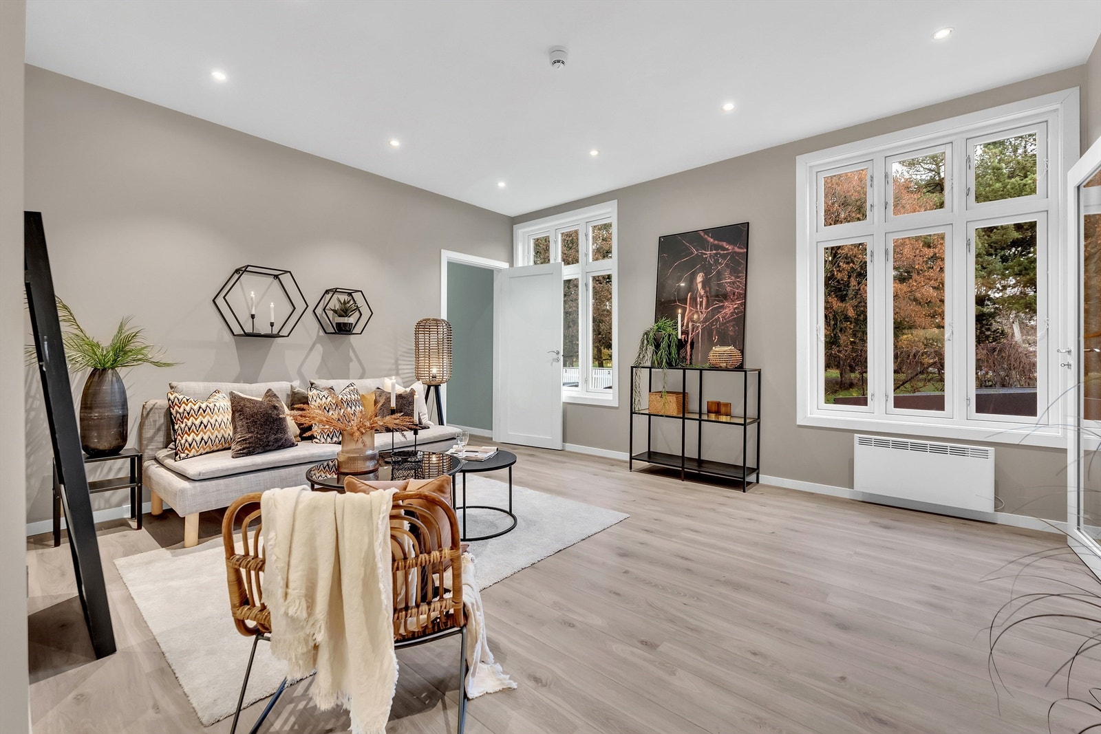 Stuen har gode møbleringsmuligheter og store fine vindusflater som gir godt med lysinnfall. Galleribilde