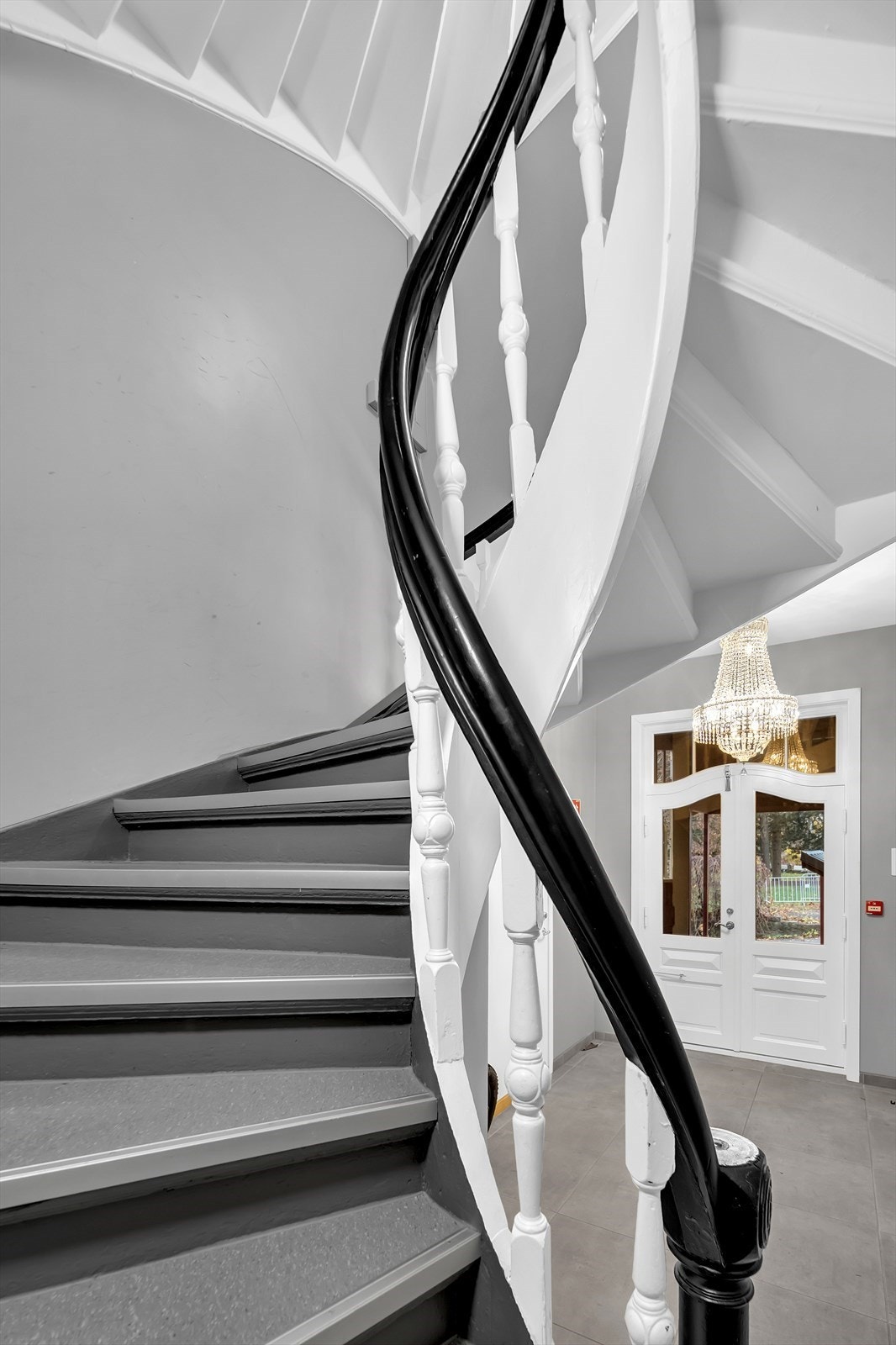 Leiligheten ligger i 1. etasje - felles inngangsparti mot gårdsplassen. Galleribilde