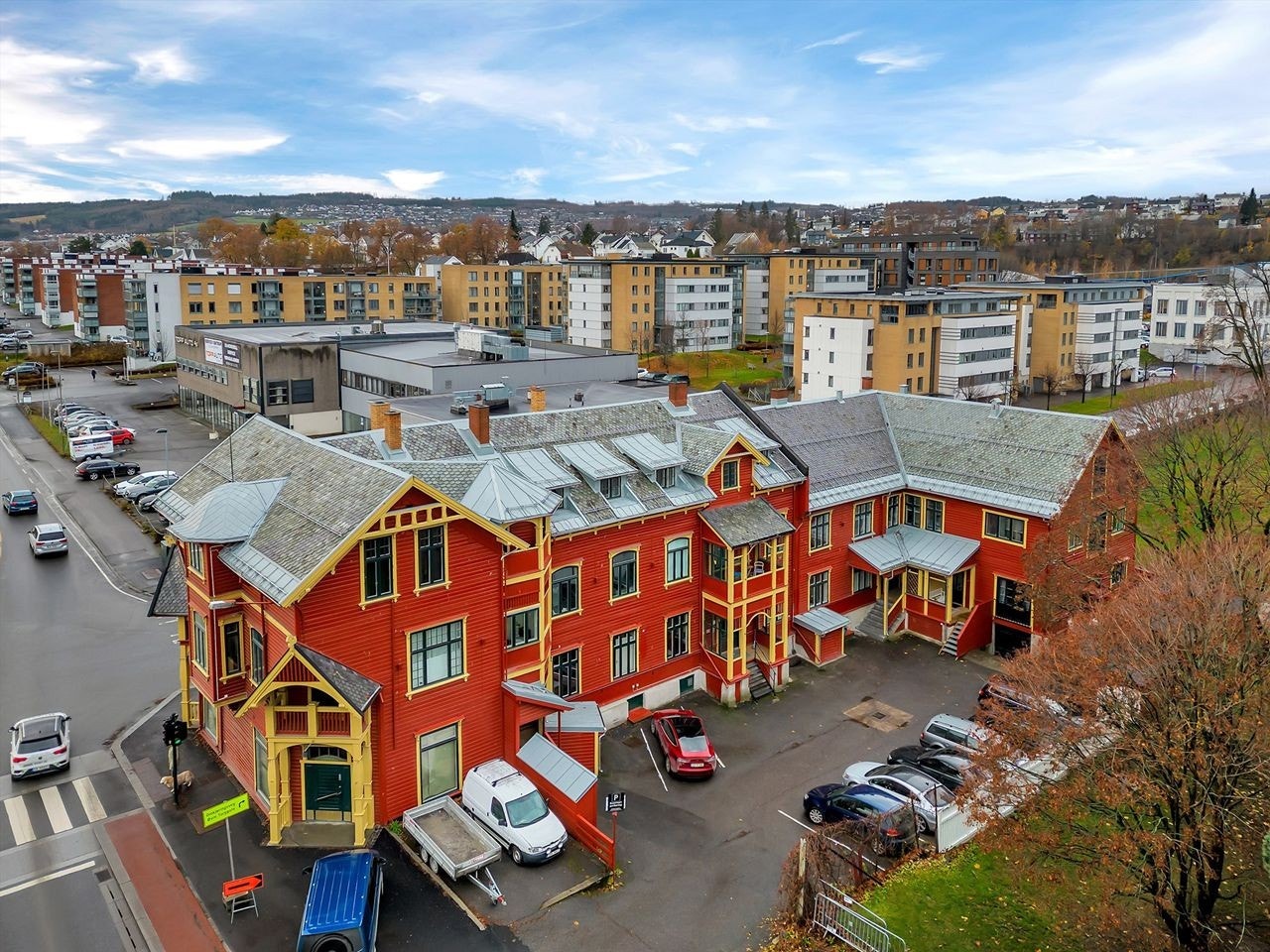 Sandsgården er bygget i nasjonalromantisk stil fra 1900-tallet og ble tilbygget i 1920 Galleribilde