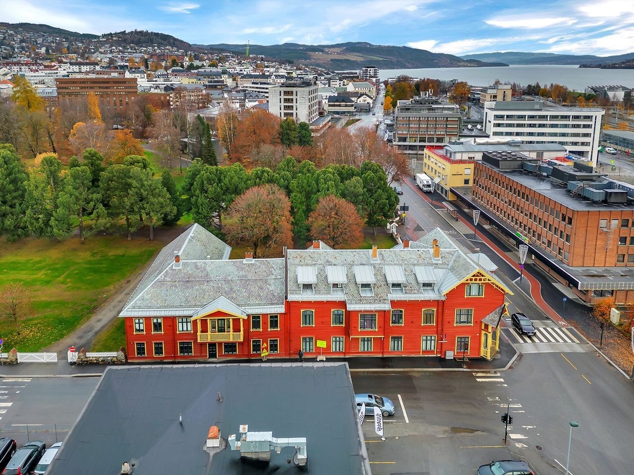For de som verdsetter utendørsaktiviteter, er marka ovenfor byen et paradis av turstier og skiløyper. Galleribilde