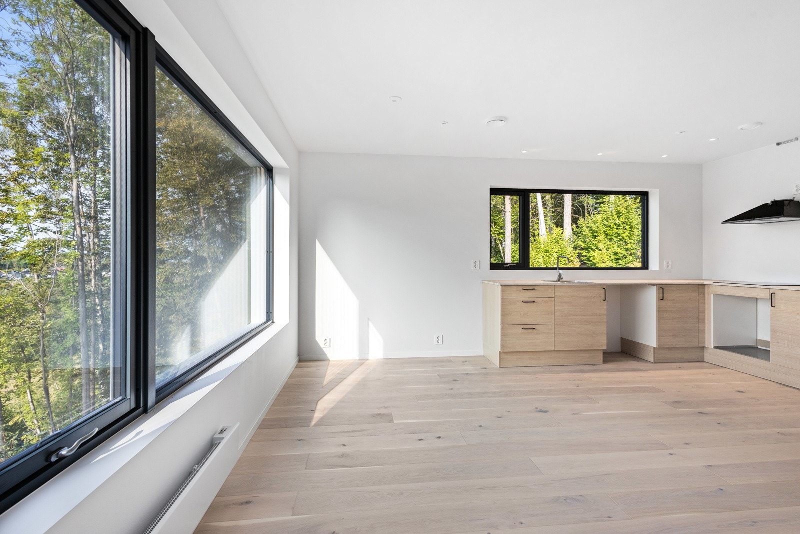 Boligen er lys og innbydende med store vindusflater som slipper inn godt med naturlig lys. Galleribilde