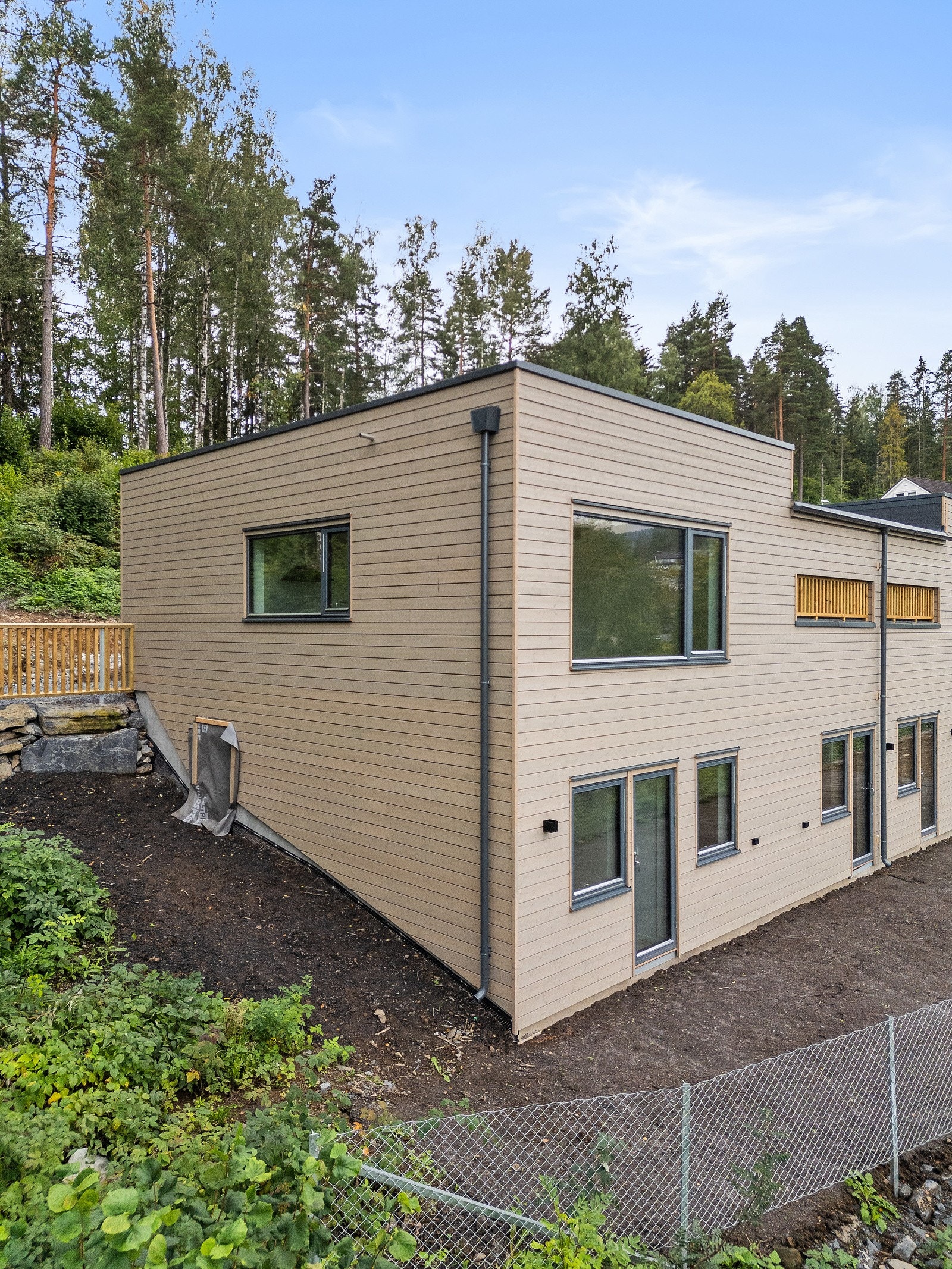 Nyoppført del av tomannsbolig med god planløsning og moderne standard. Galleribilde