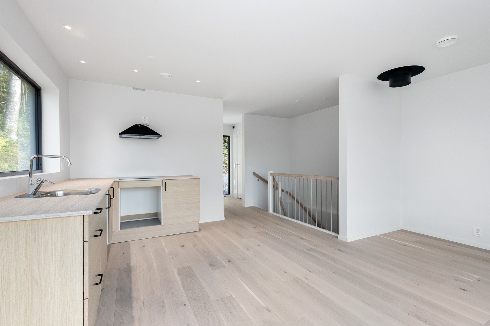 Kjøkkeninnredning med avsatt plass for hvitevarer. Galleribilde