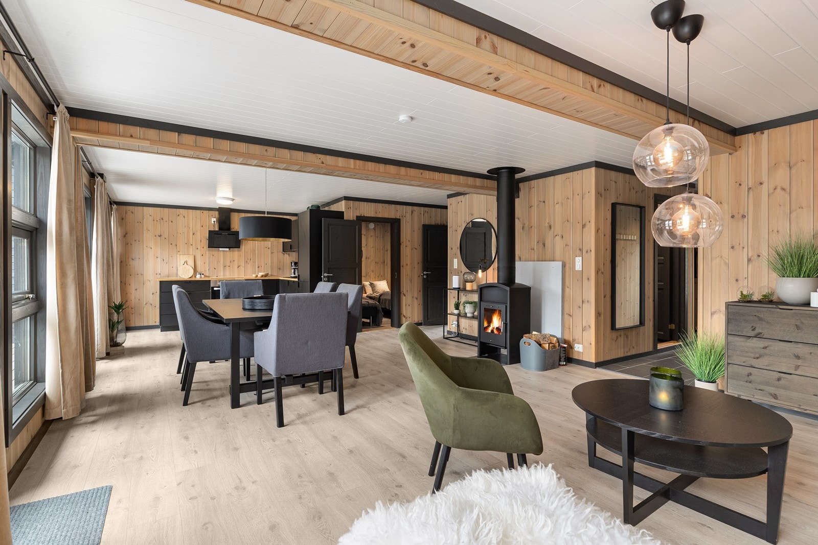 Det er åpen løsning mellom stue og kjøkken, og her har man god plass til en spisegruppe Galleribilde