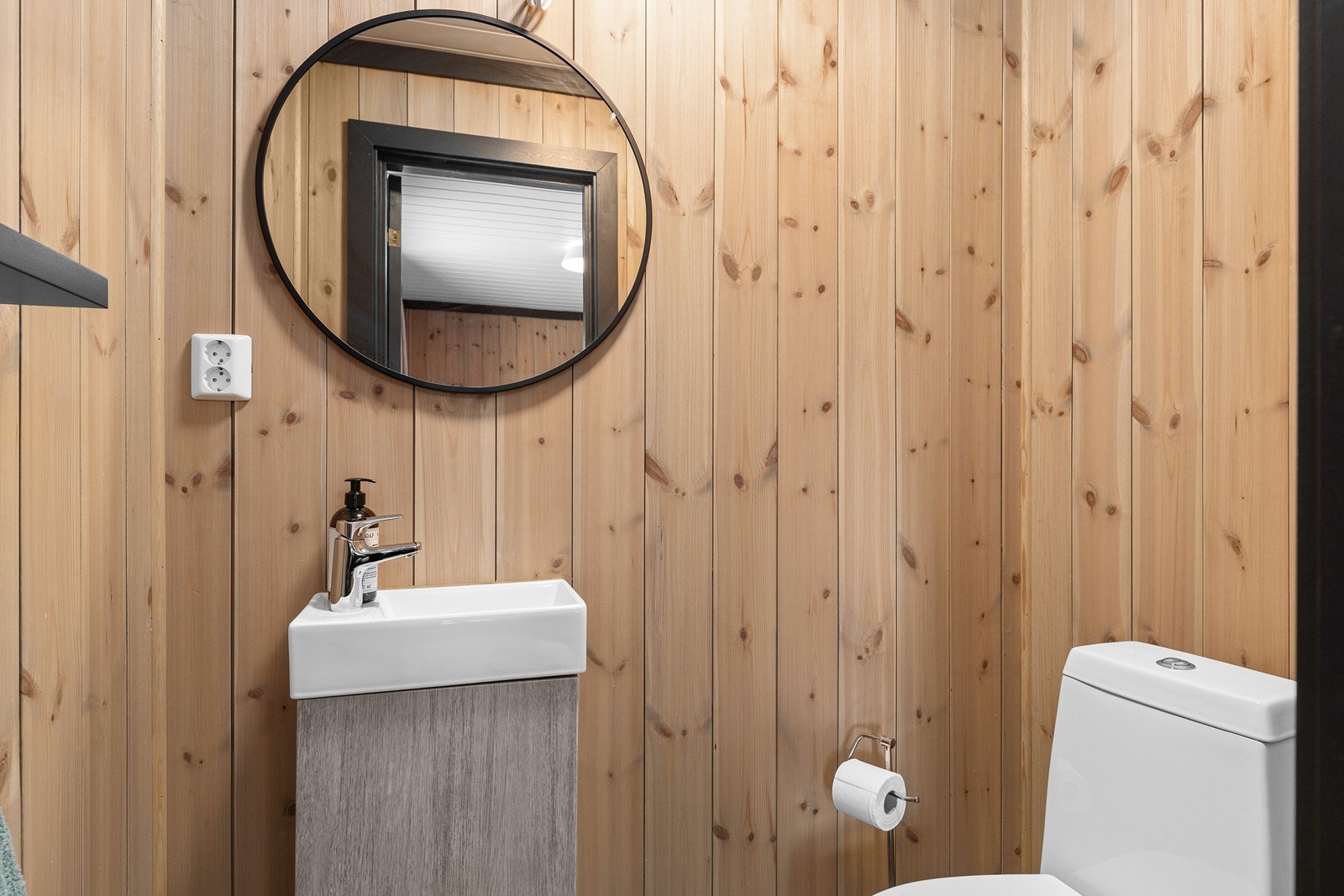 Soverom nummer 2 har adkomst til ekstra toalettrom Galleribilde