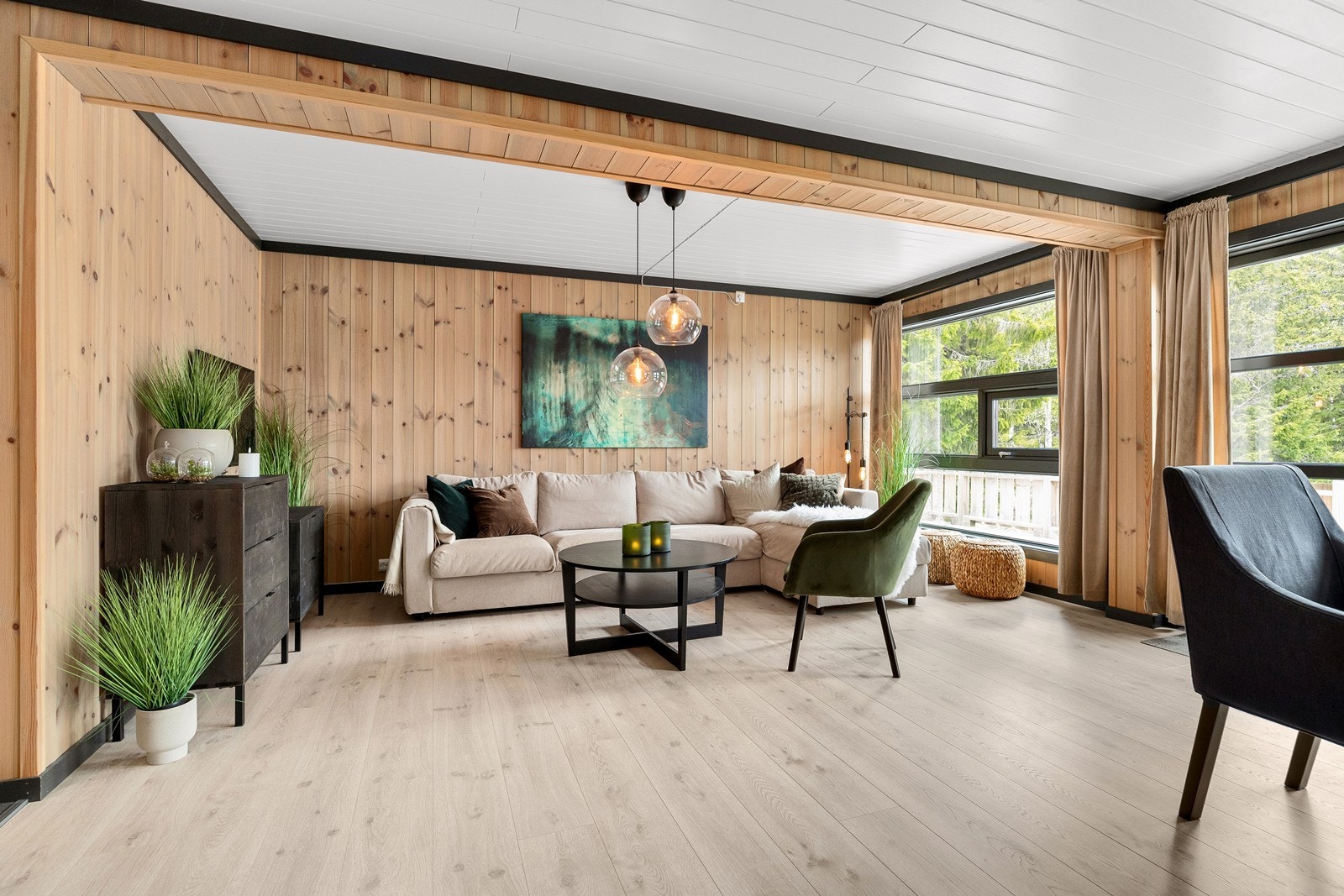 Stor og romslig stue med adkomst til verandaen Galleribilde